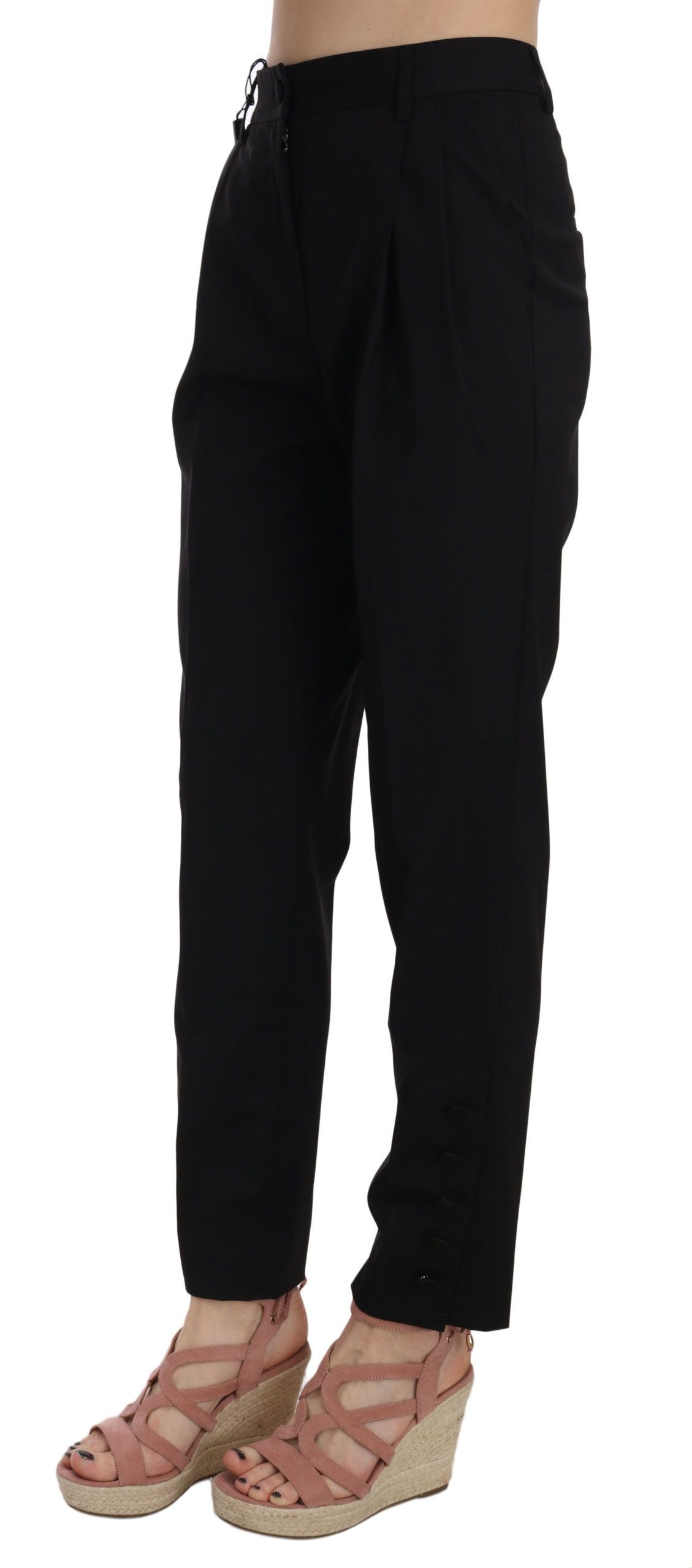 Zwarte geplooide taps toelopende broek met knopen