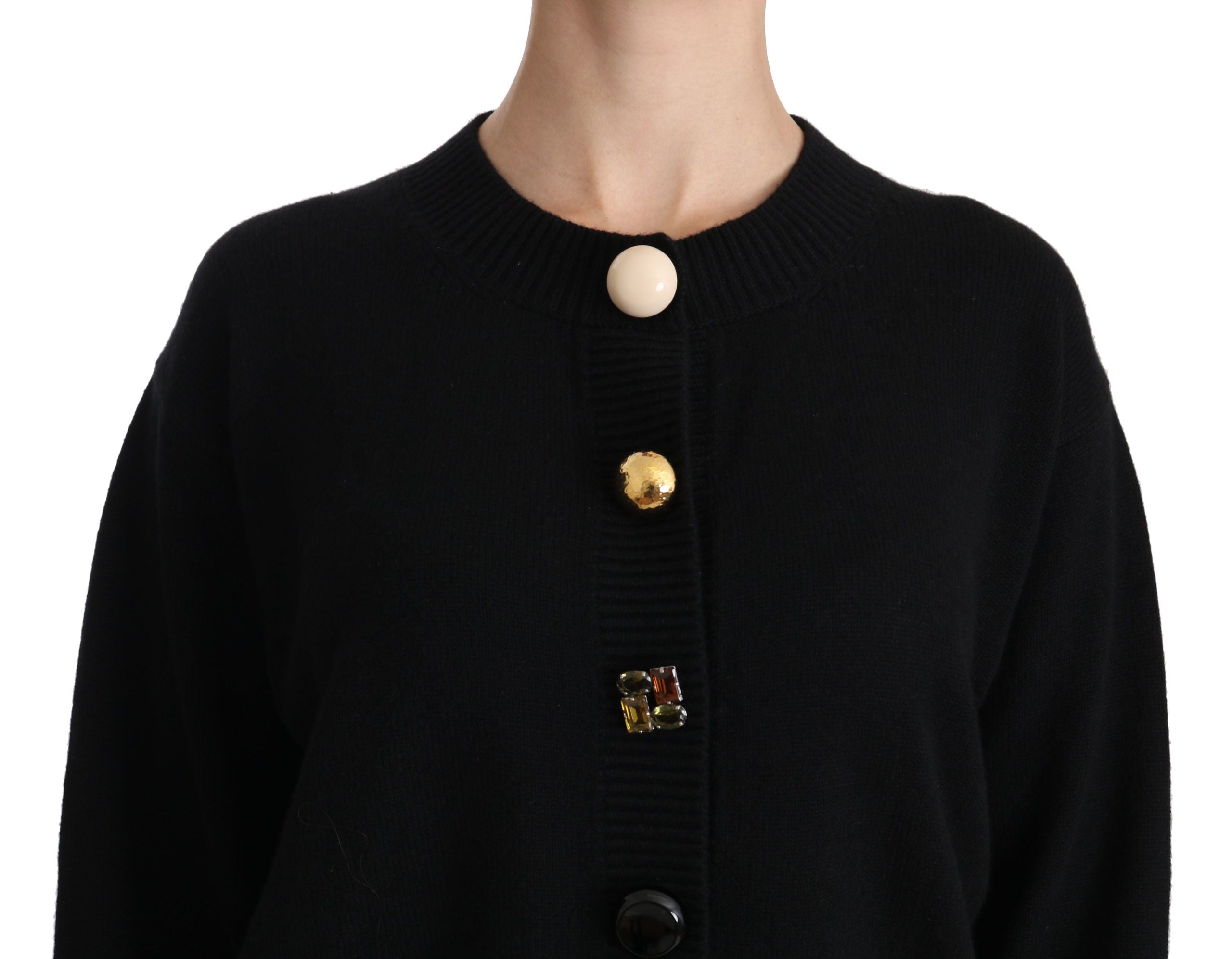 Zwarte vest met knoopversiering