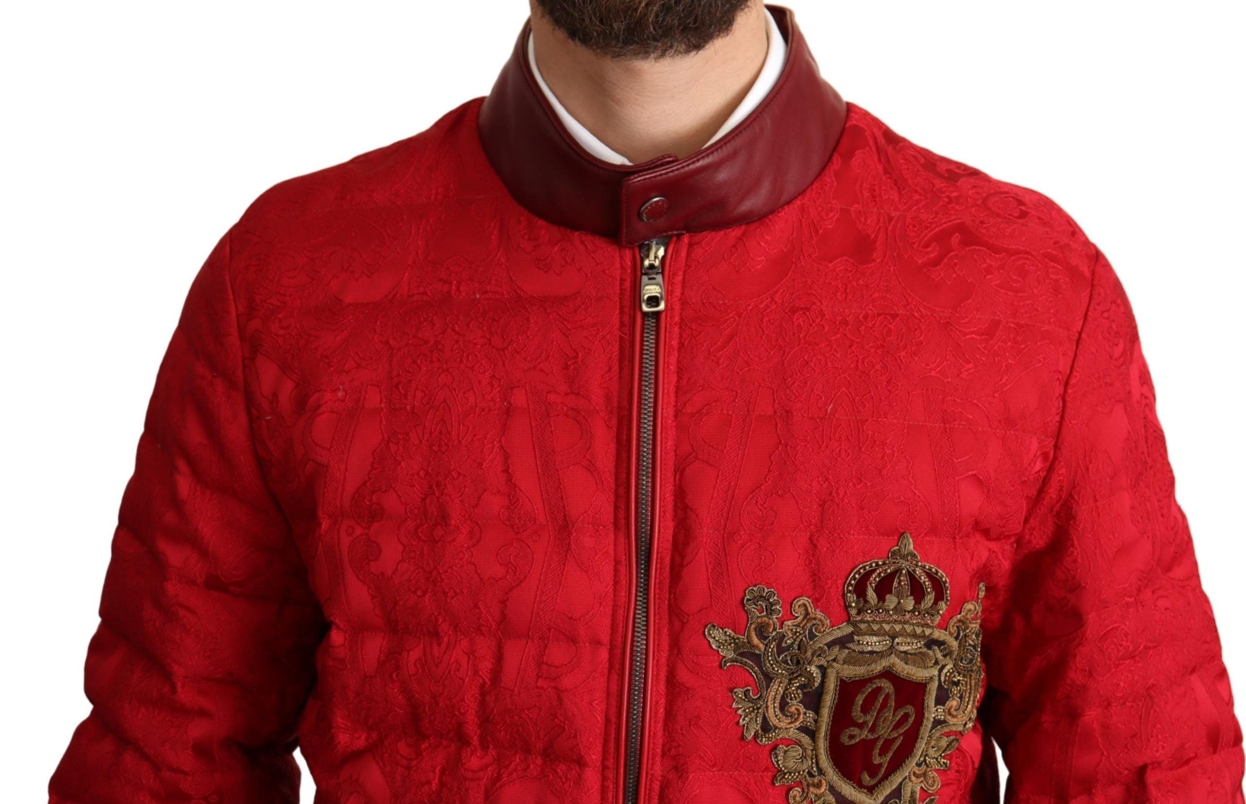 Rode brokaat bomberjack met gouden kroonlogo