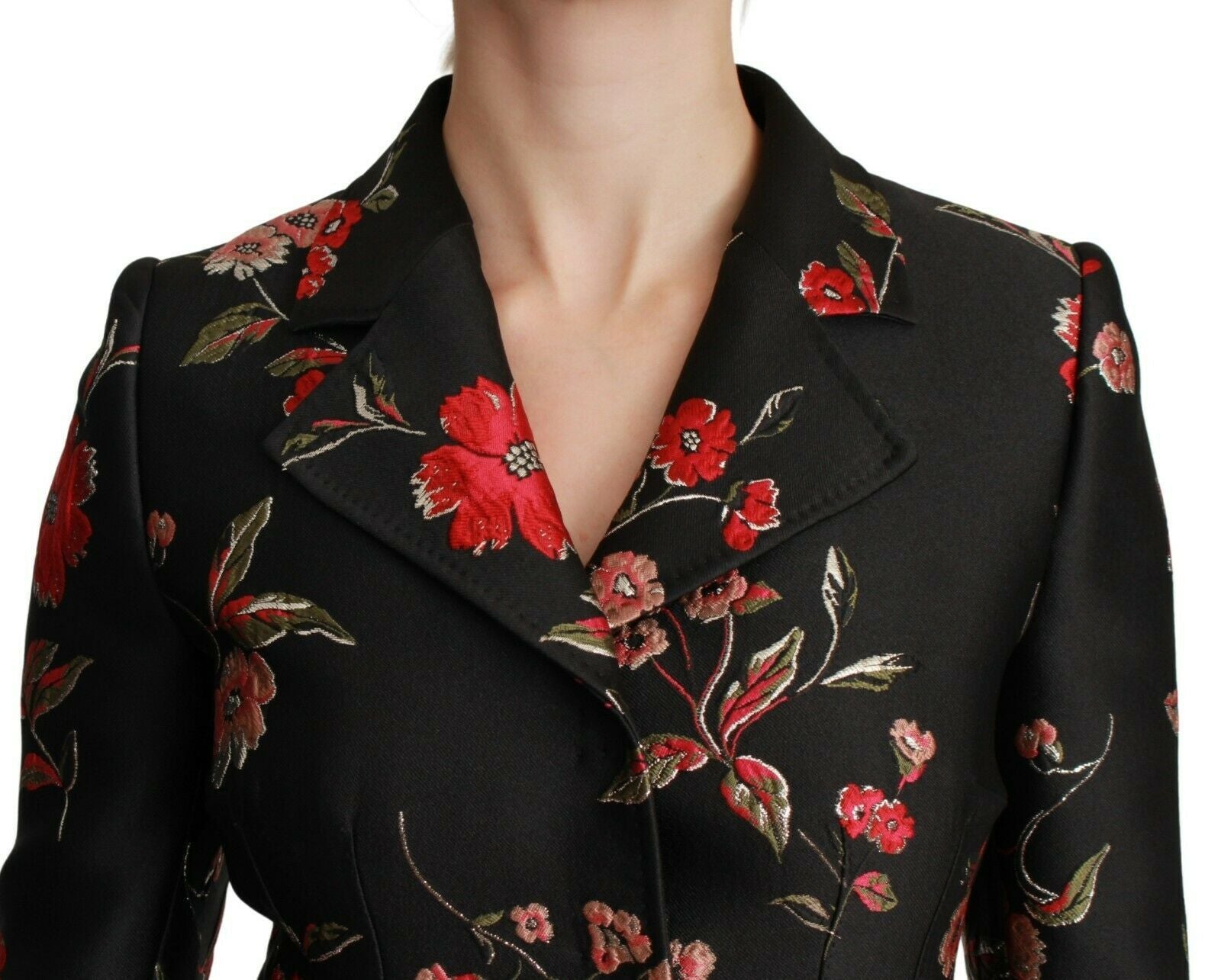 Zwarte jas met geborduurde bloemen