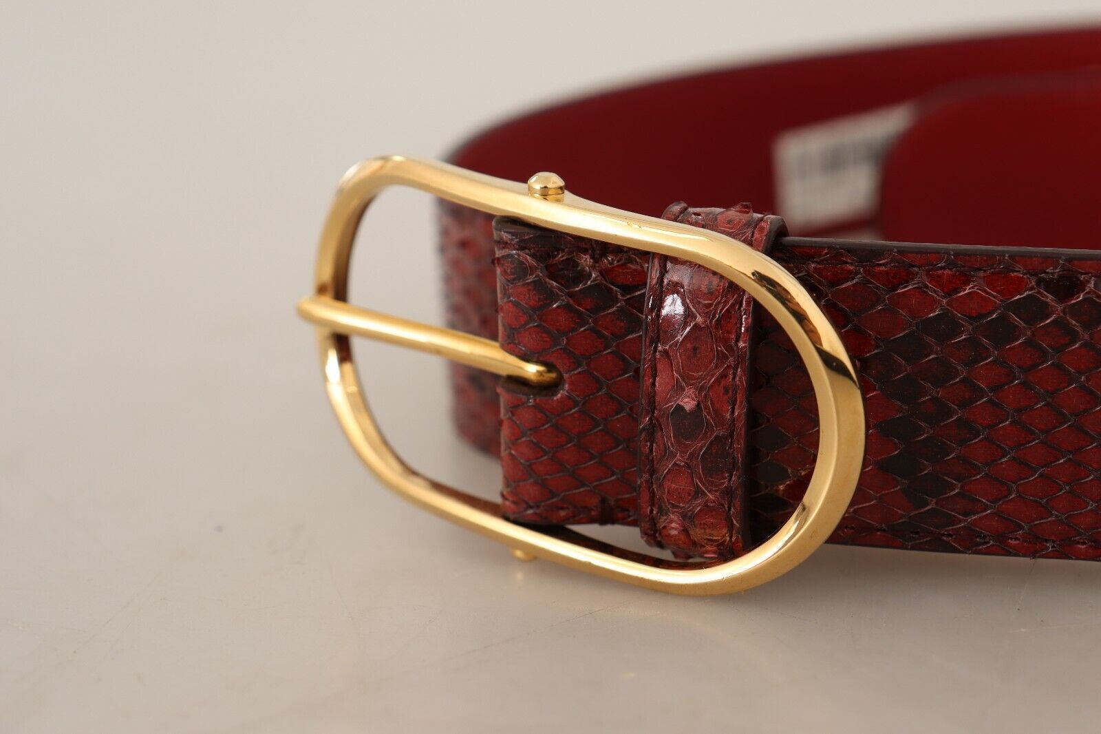 Rode exotische leren riem met gouden ovale gesp