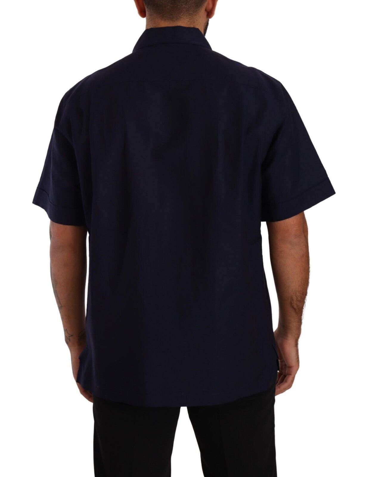 Marineblauw overhemd met korte mouwen en knopen