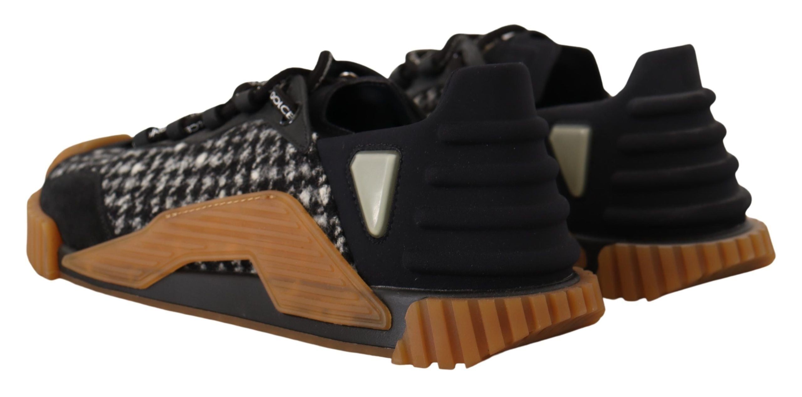 Zwarte en witte NS1-sneakers met vetersluiting