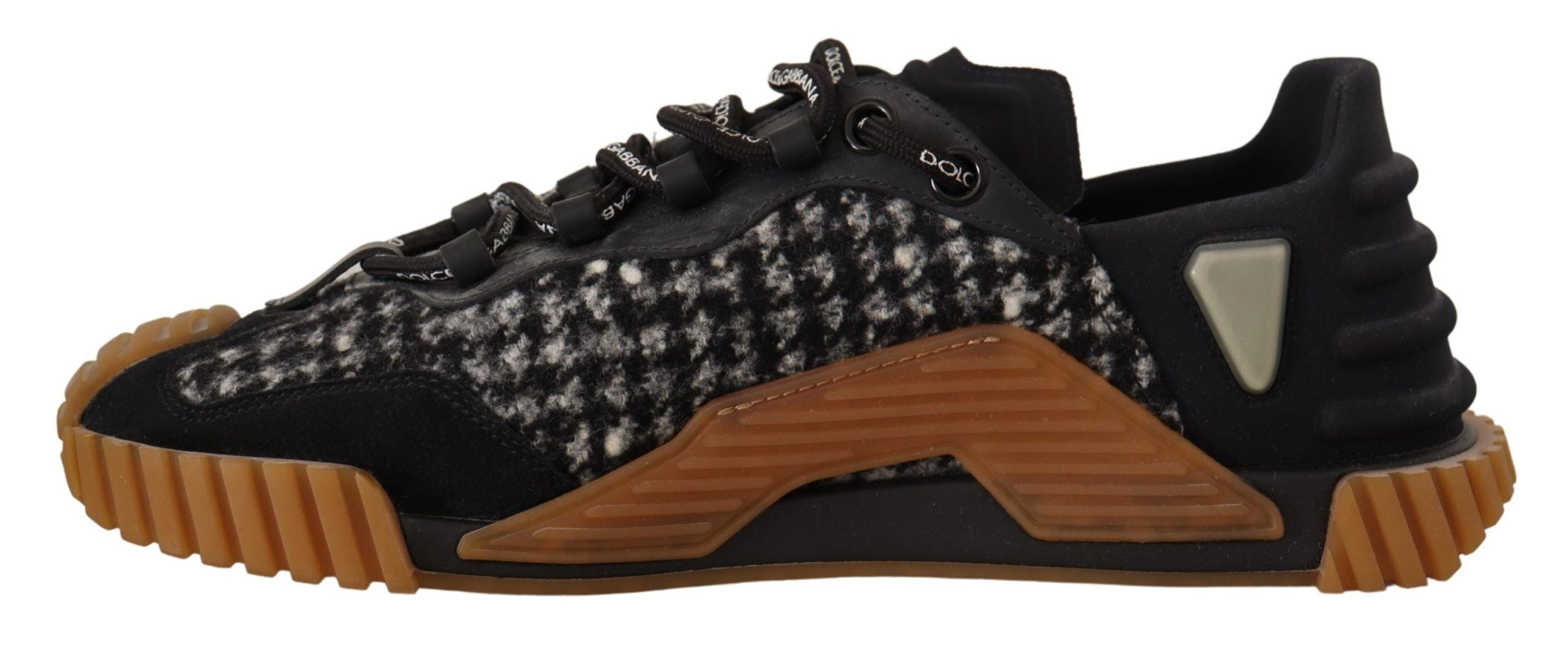 Zwarte en witte NS1-sneakers met vetersluiting