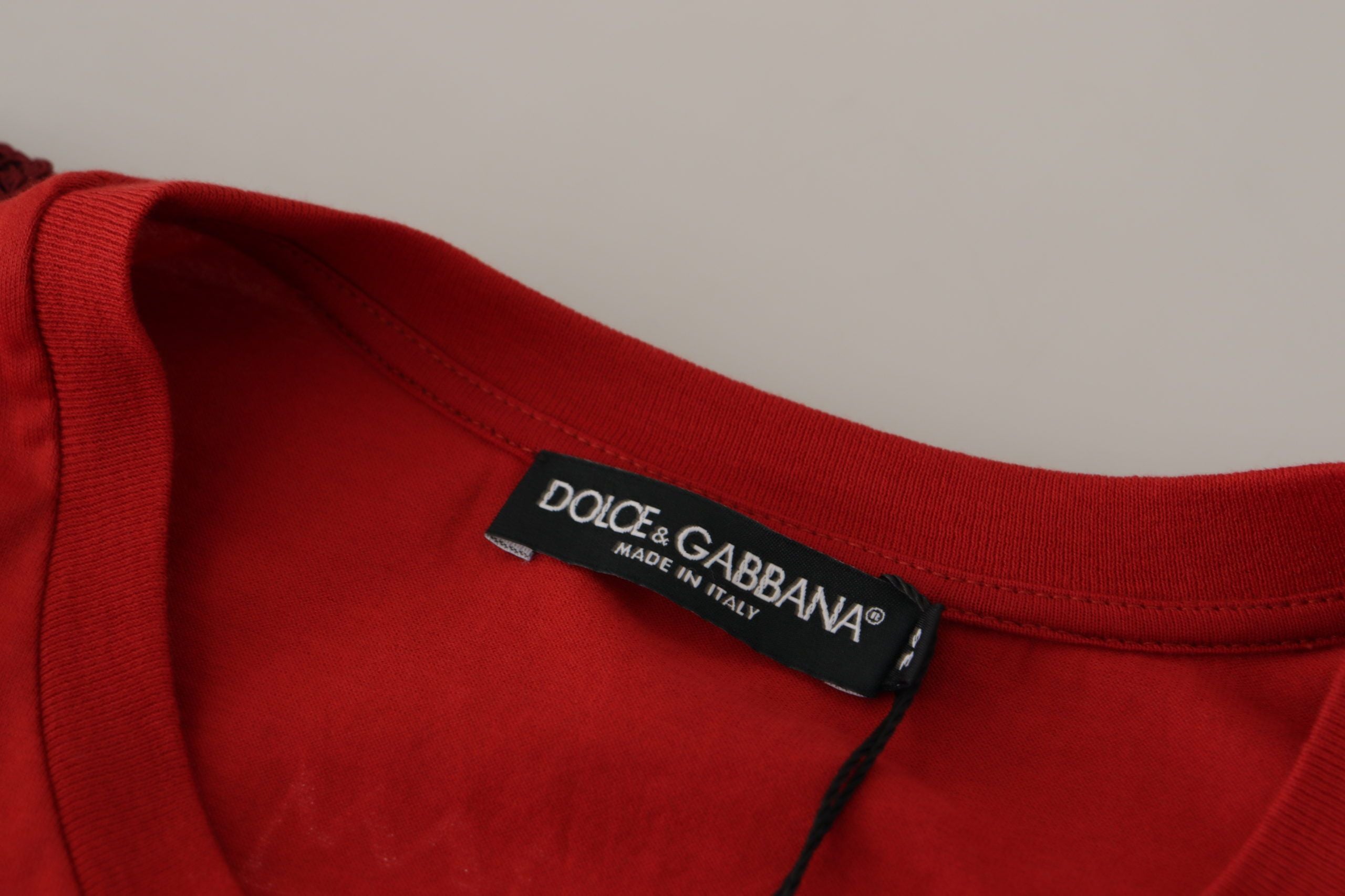 Rood Amor Vincit Omnia T-shirt met ronde hals
