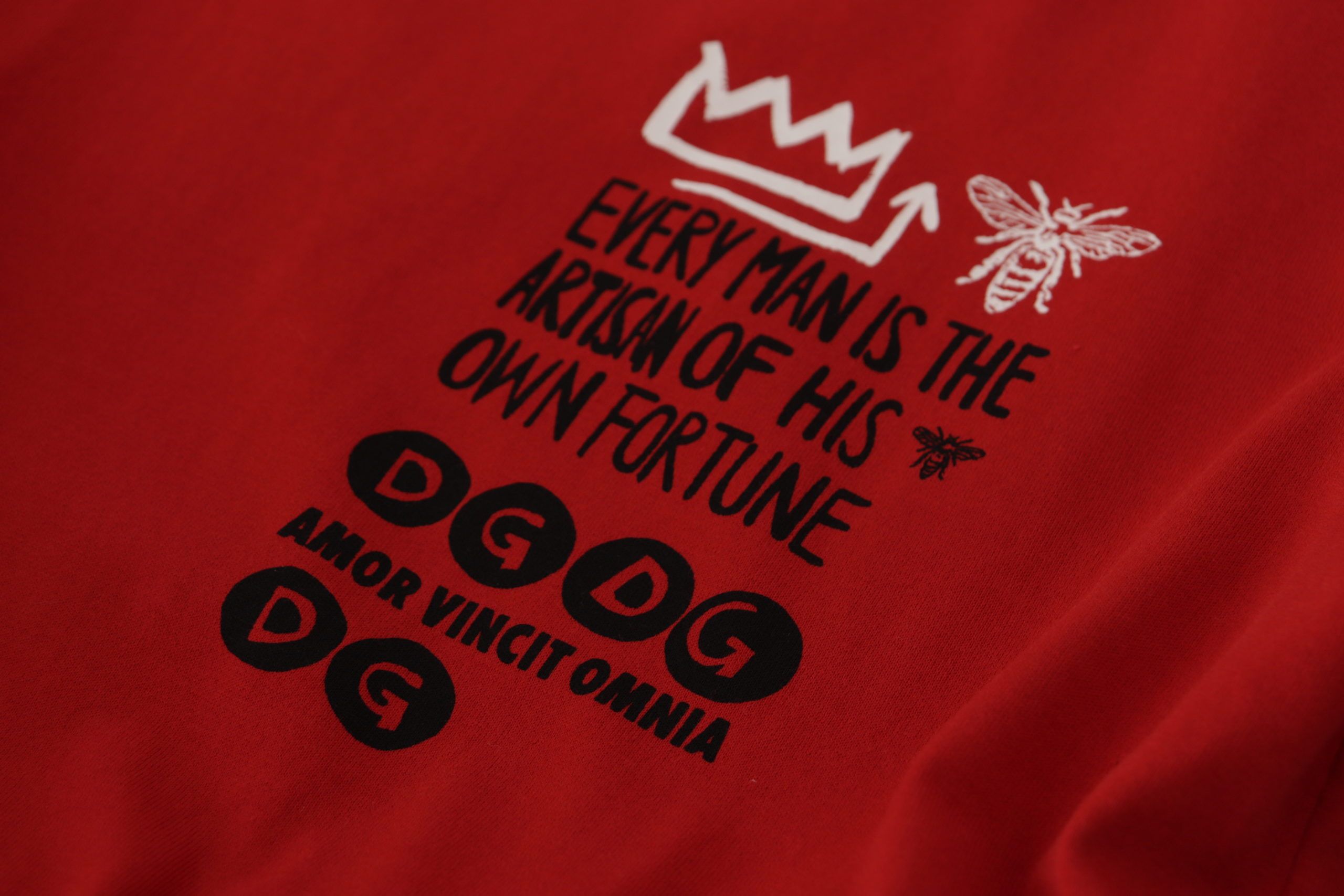Rood Amor Vincit Omnia T-shirt met ronde hals