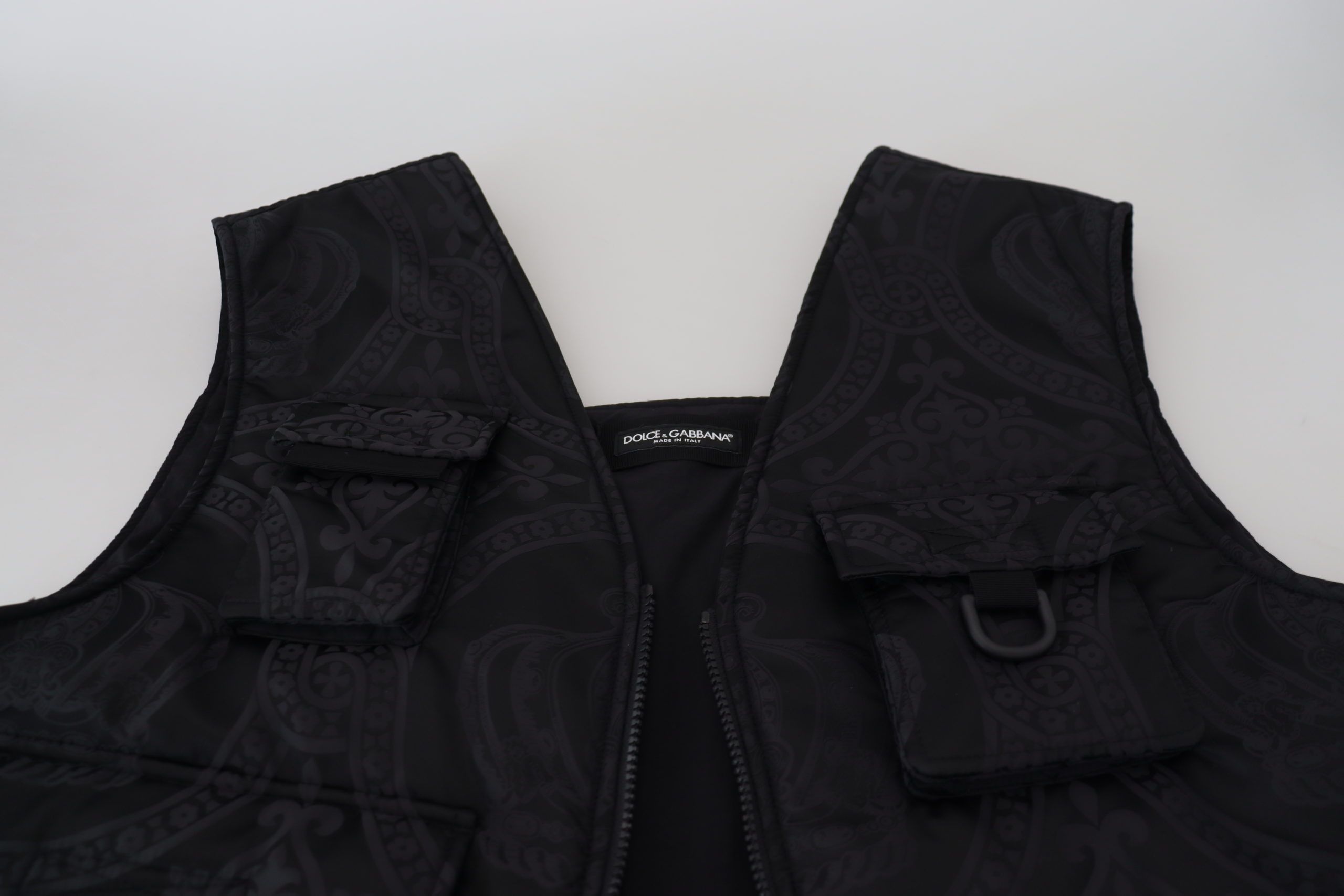 Zwarte nylon jas met volledige ritssluiting en zonder mouwen