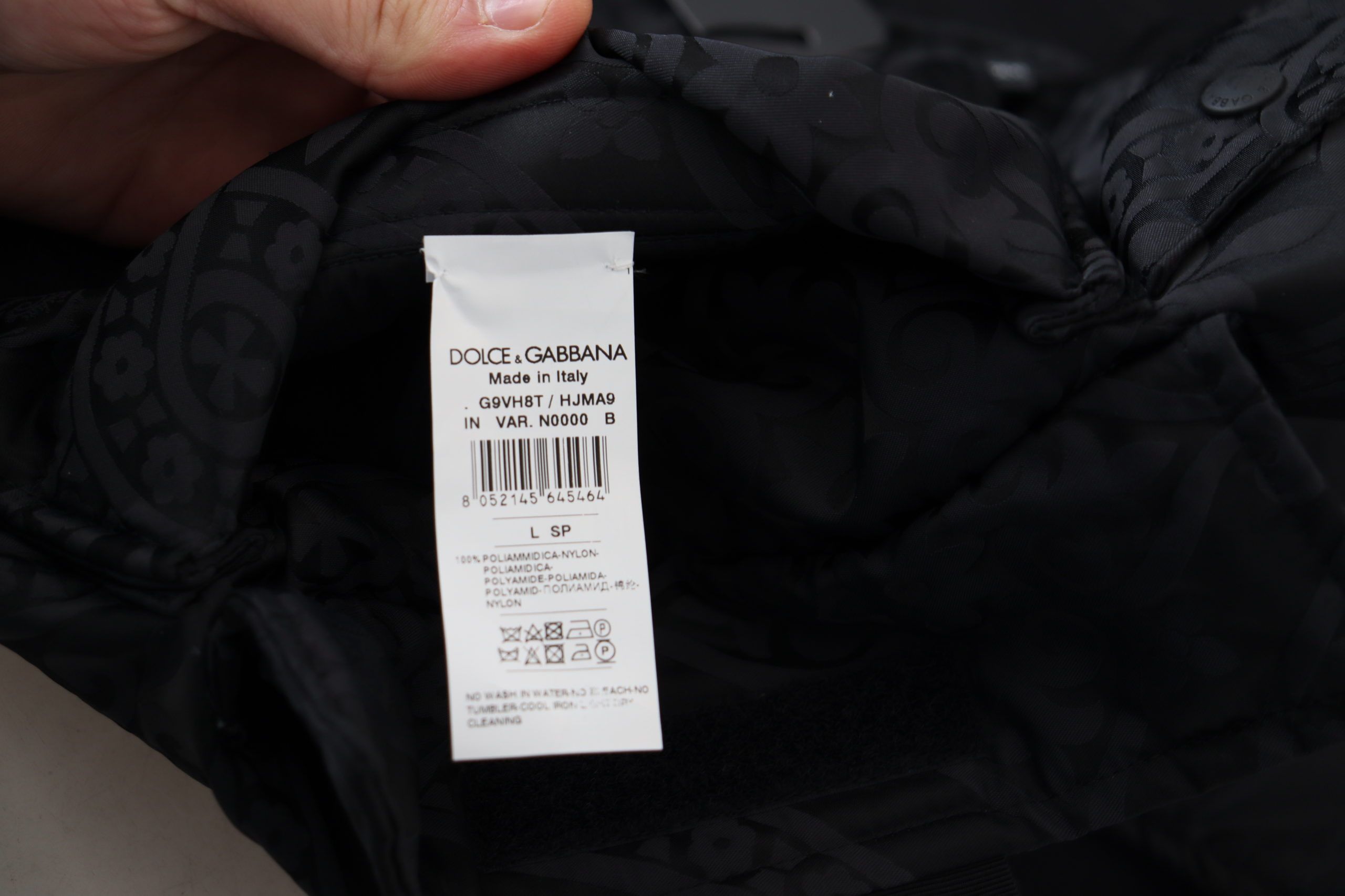 Zwarte nylon jas met volledige ritssluiting en zonder mouwen