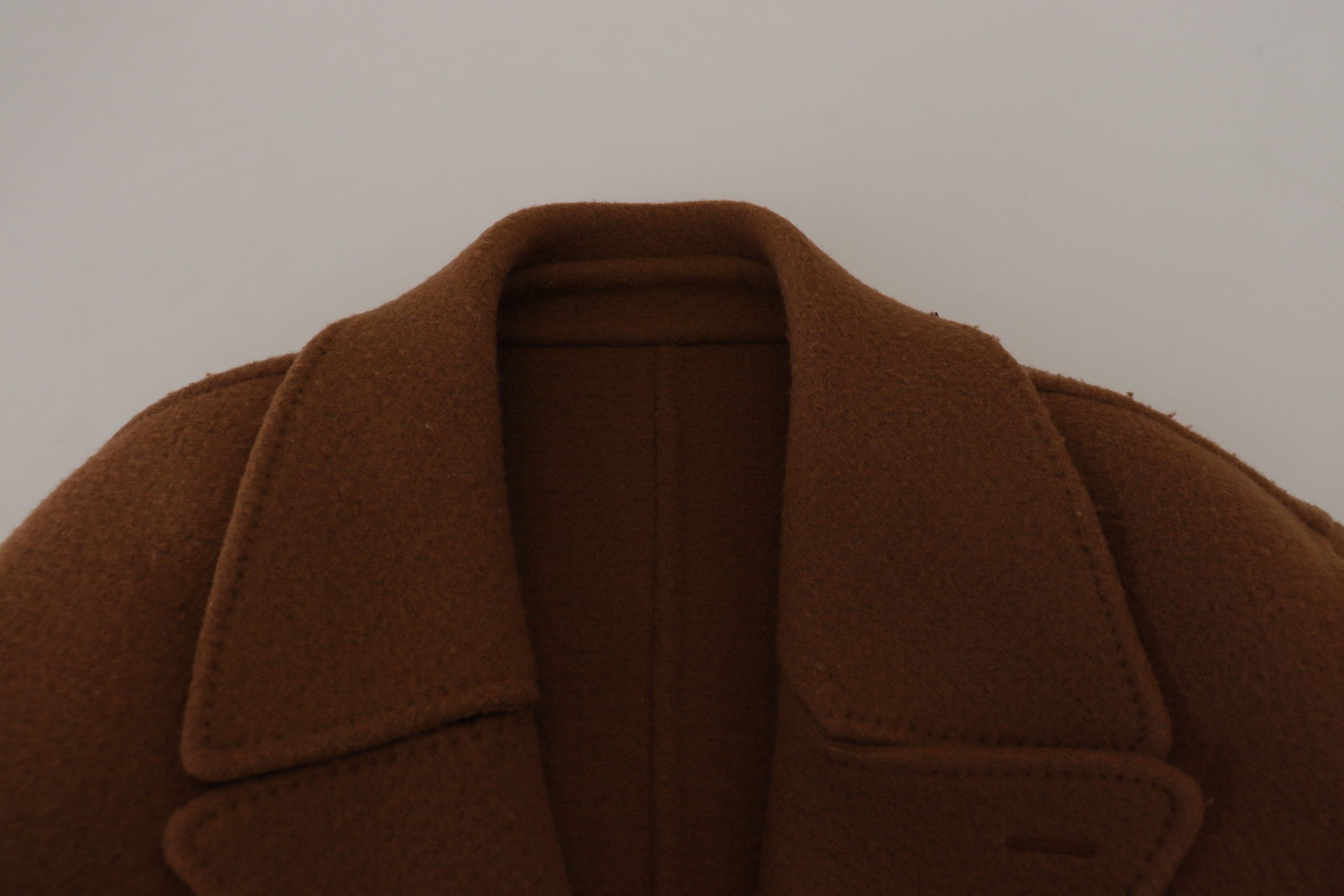 Bruine nylon jas met dubbele rij knopen