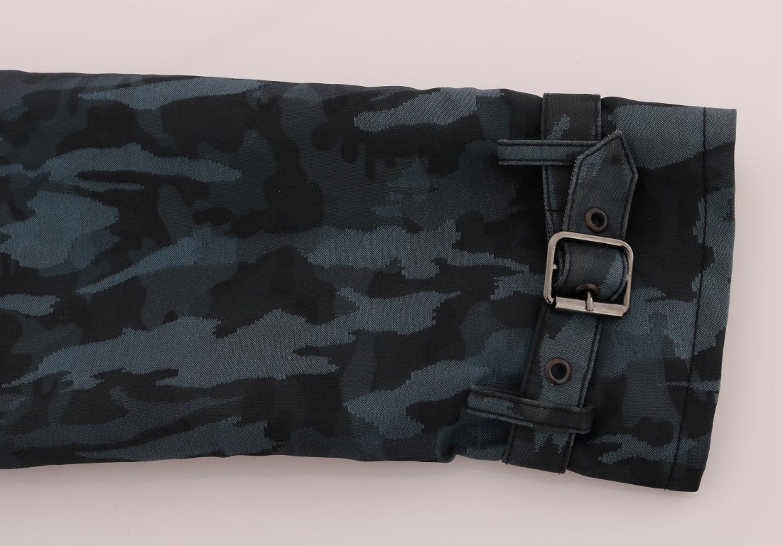 Blauwe camouflage loopgraaf