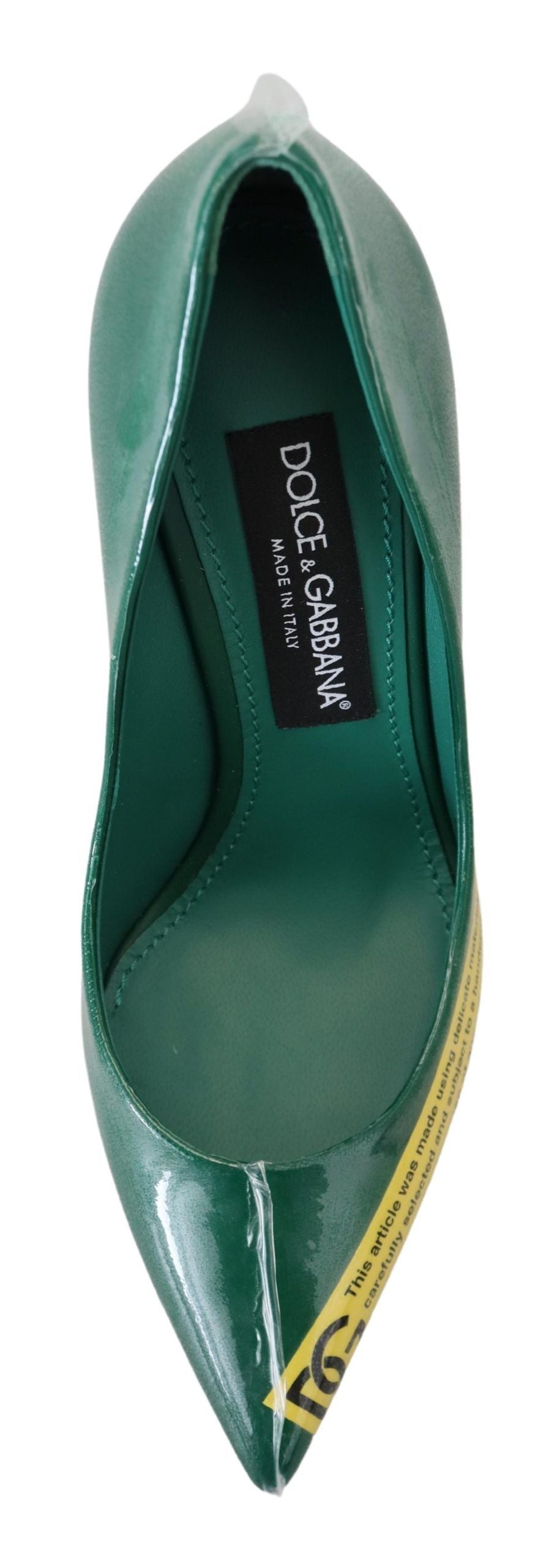 Groene leren pumps met hak en plastic schoenen