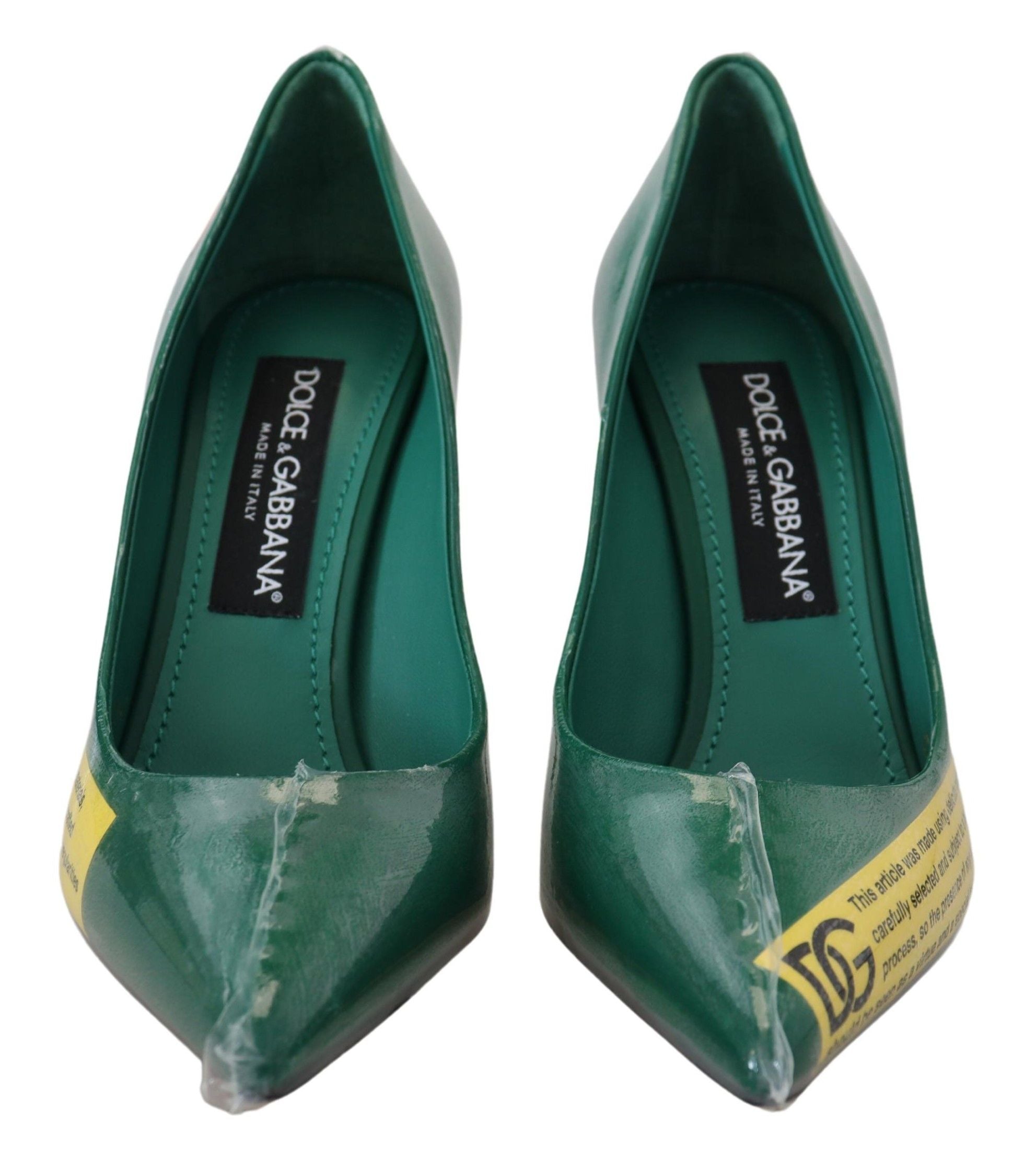 Groene leren pumps met hak en plastic schoenen