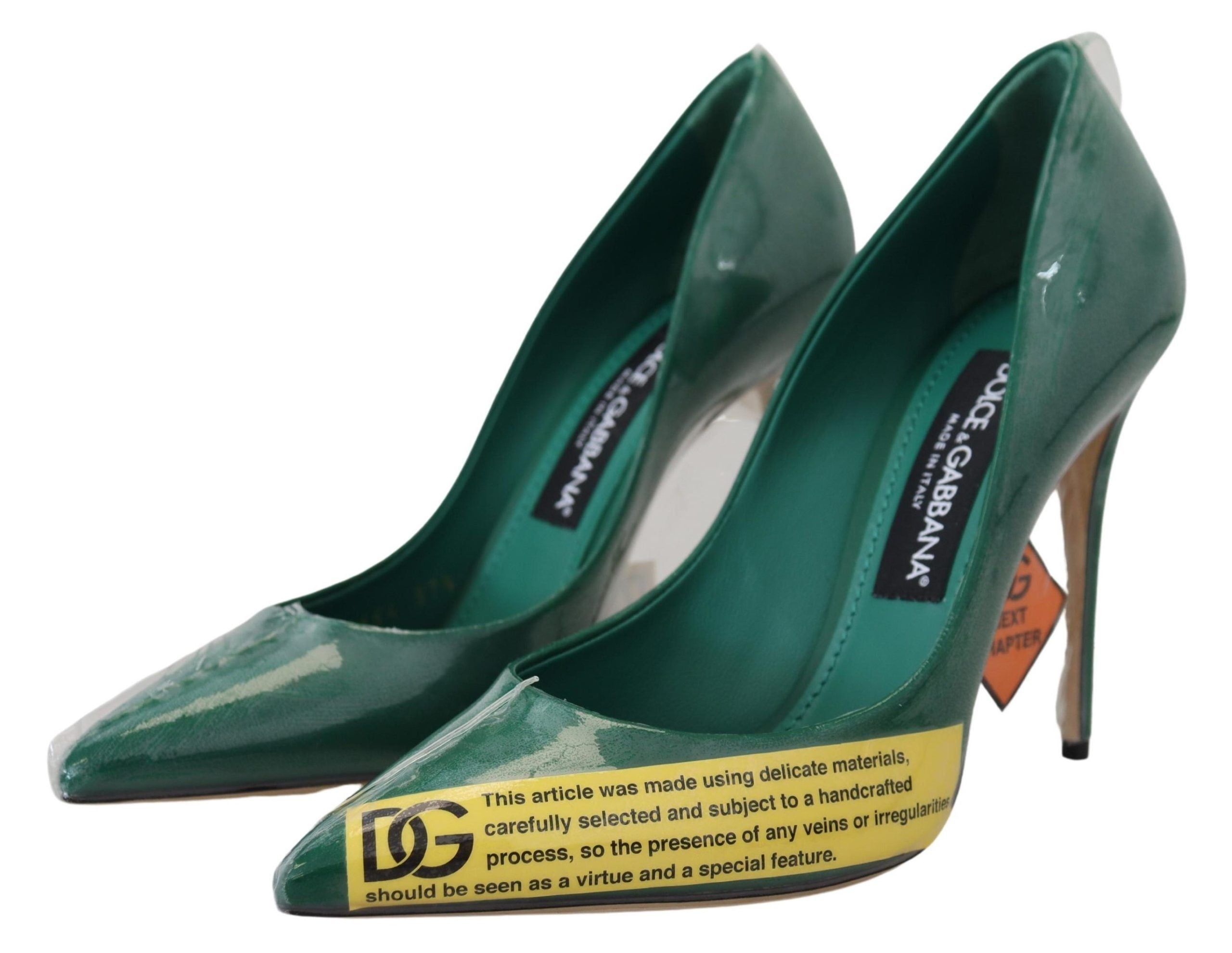Groene leren pumps met hak en plastic schoenen