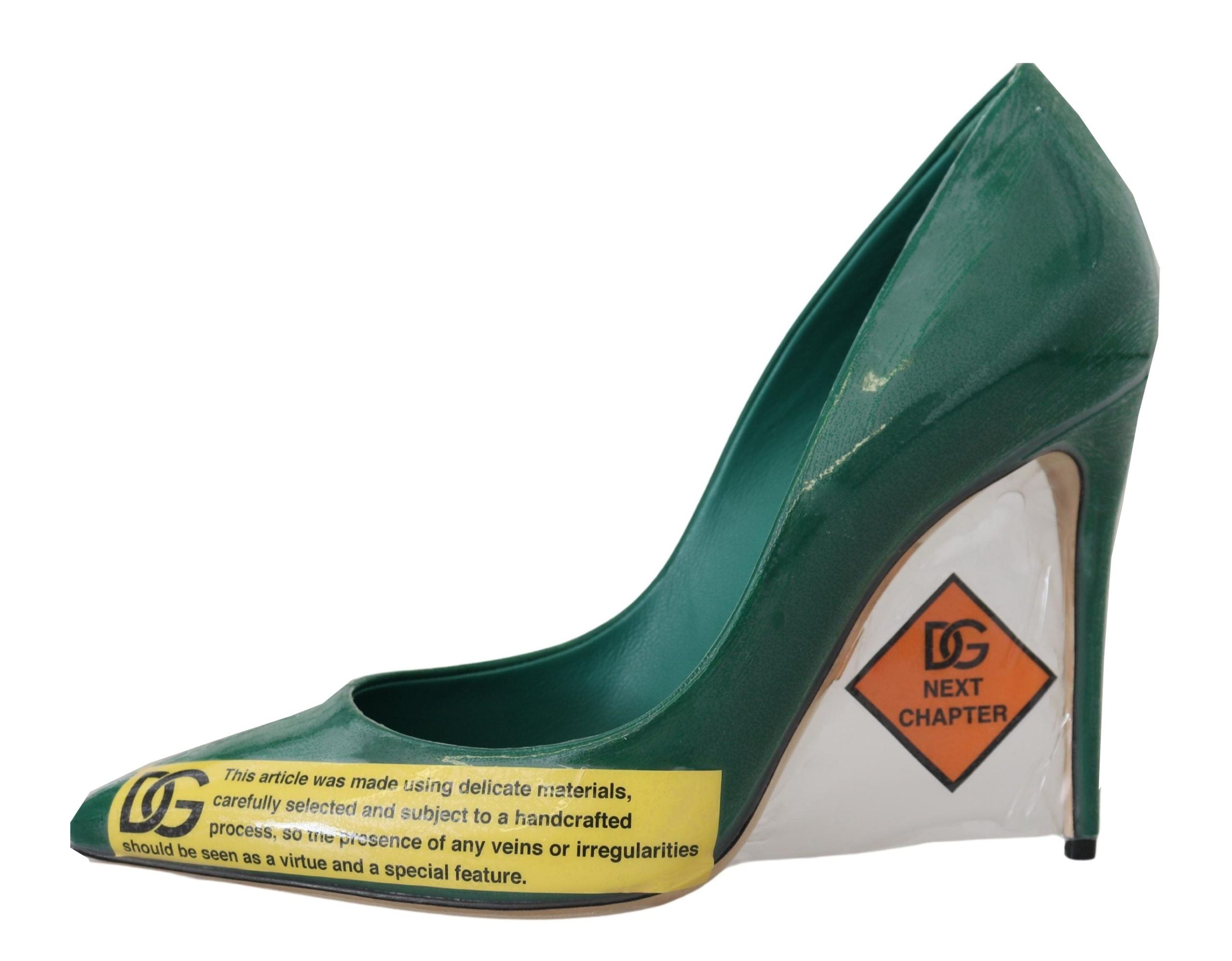 Groene leren pumps met hak en plastic schoenen