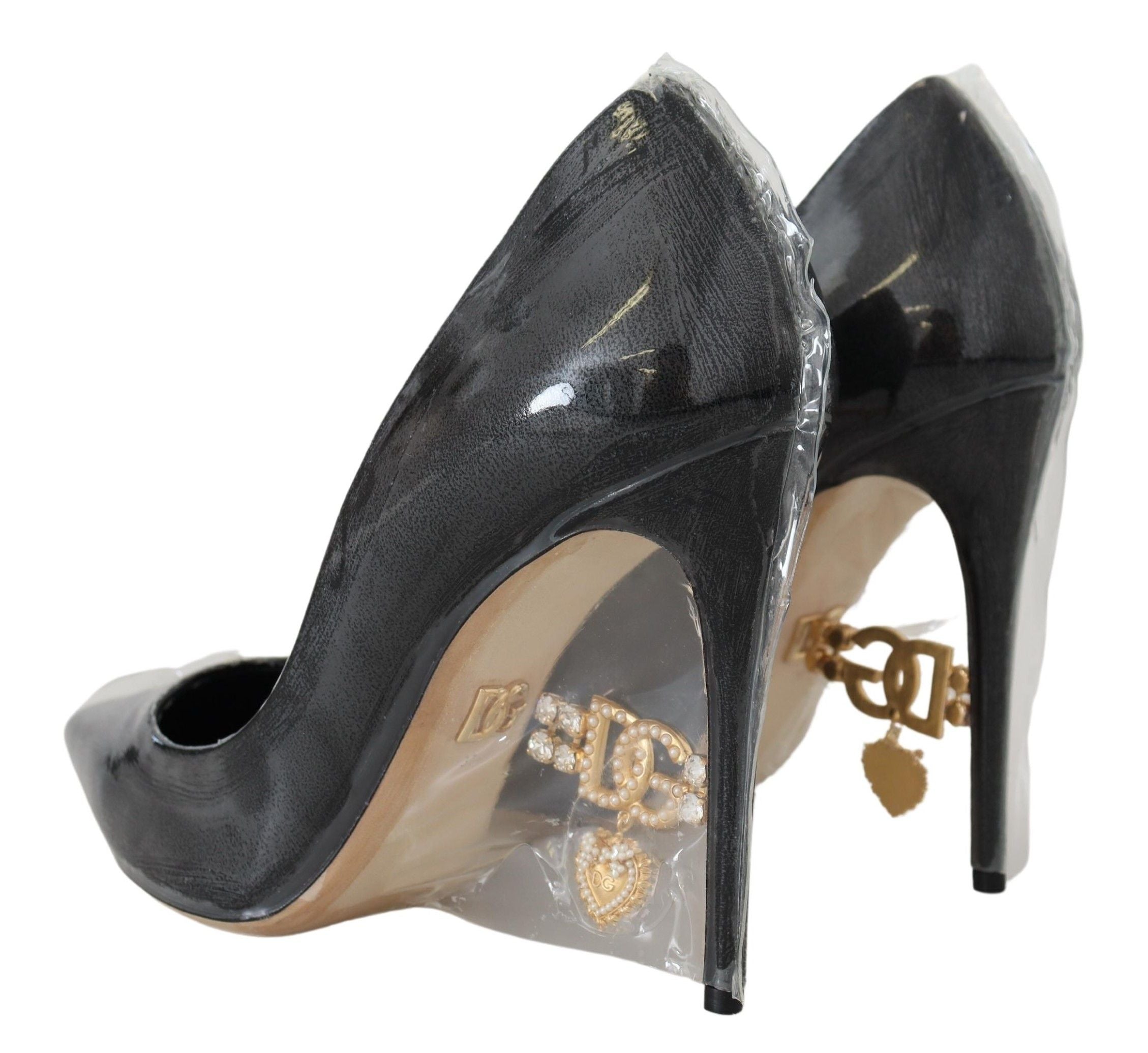 Zwarte leren pumps met hak en plastic verpakking