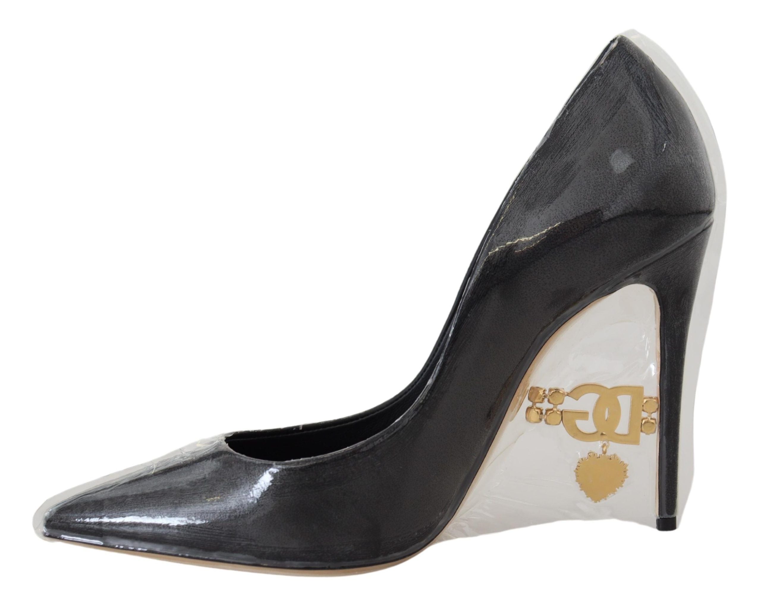 Zwarte leren pumps met hak en plastic verpakking