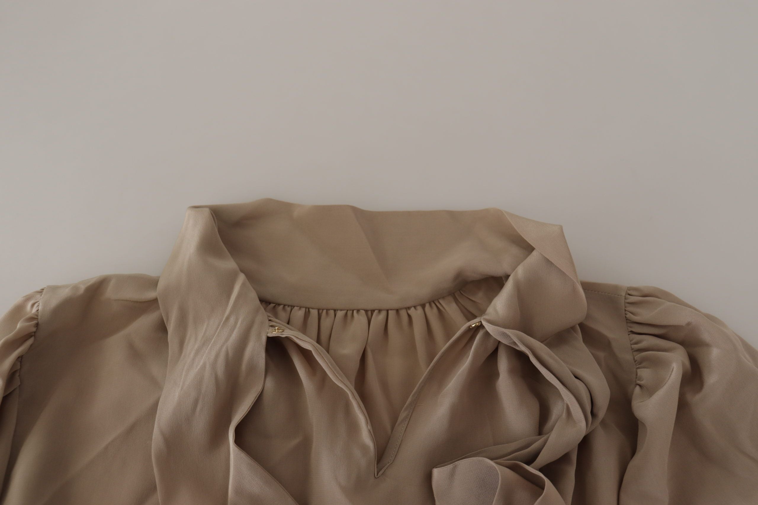 Bruine blouse met tailleband, mouwen en Ascot-kraag