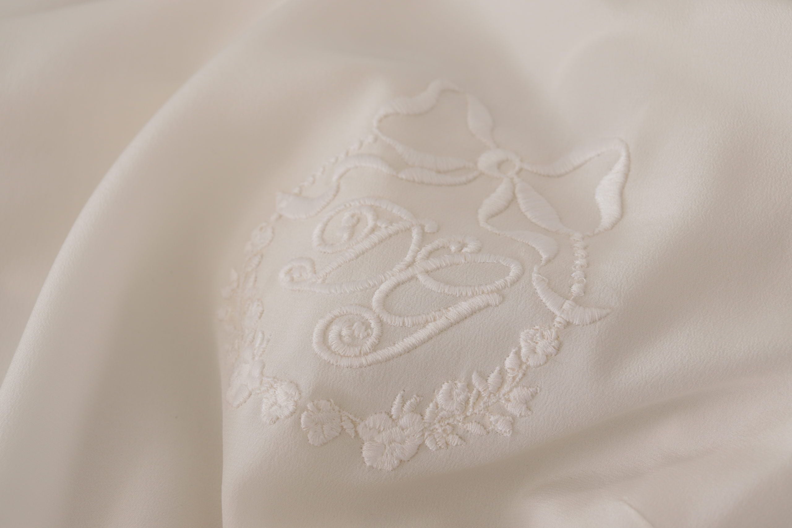 Witte zijden blouse met DG-logo en lange mouwen