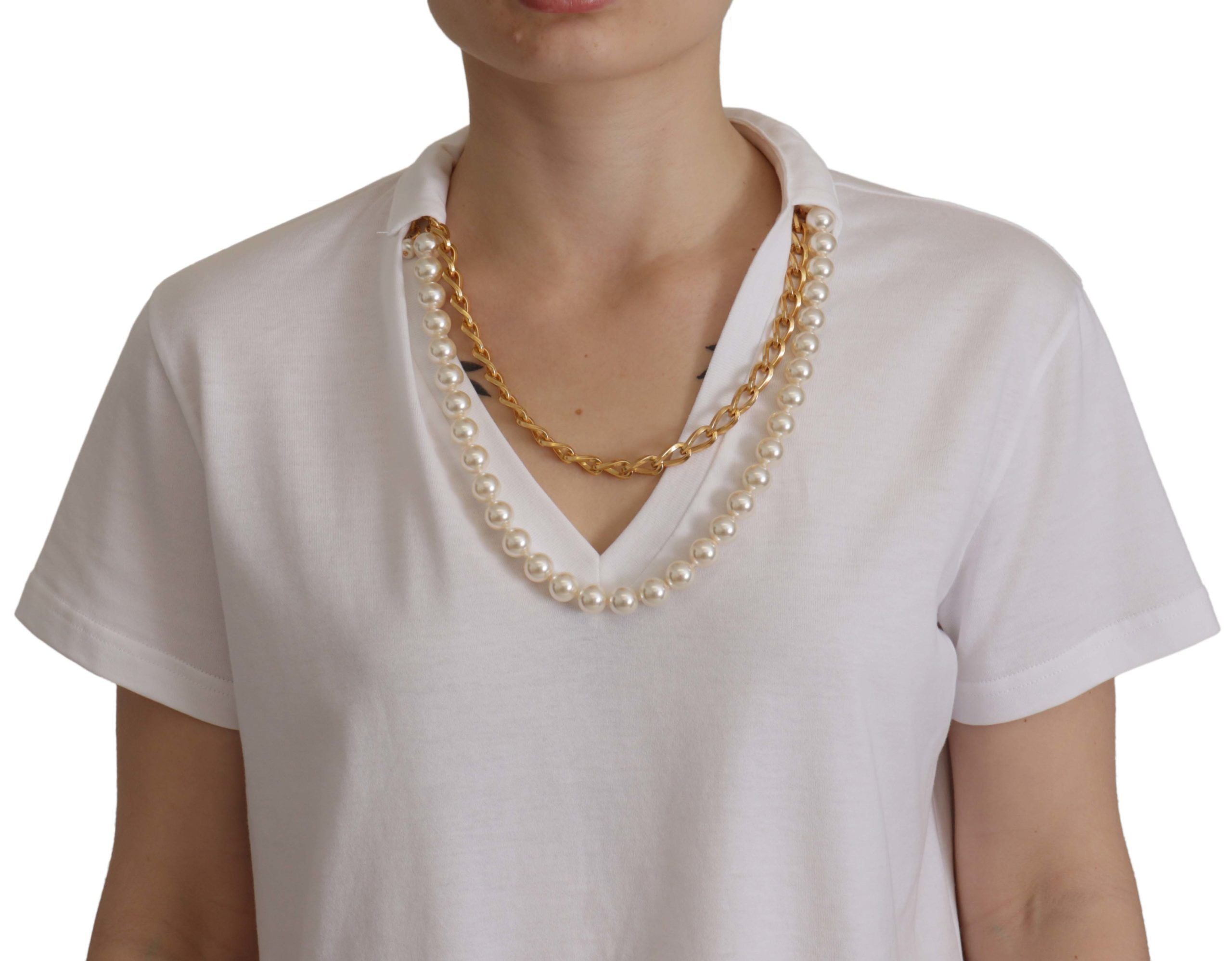 Witte T-shirttop met ketting en versierde halslijn