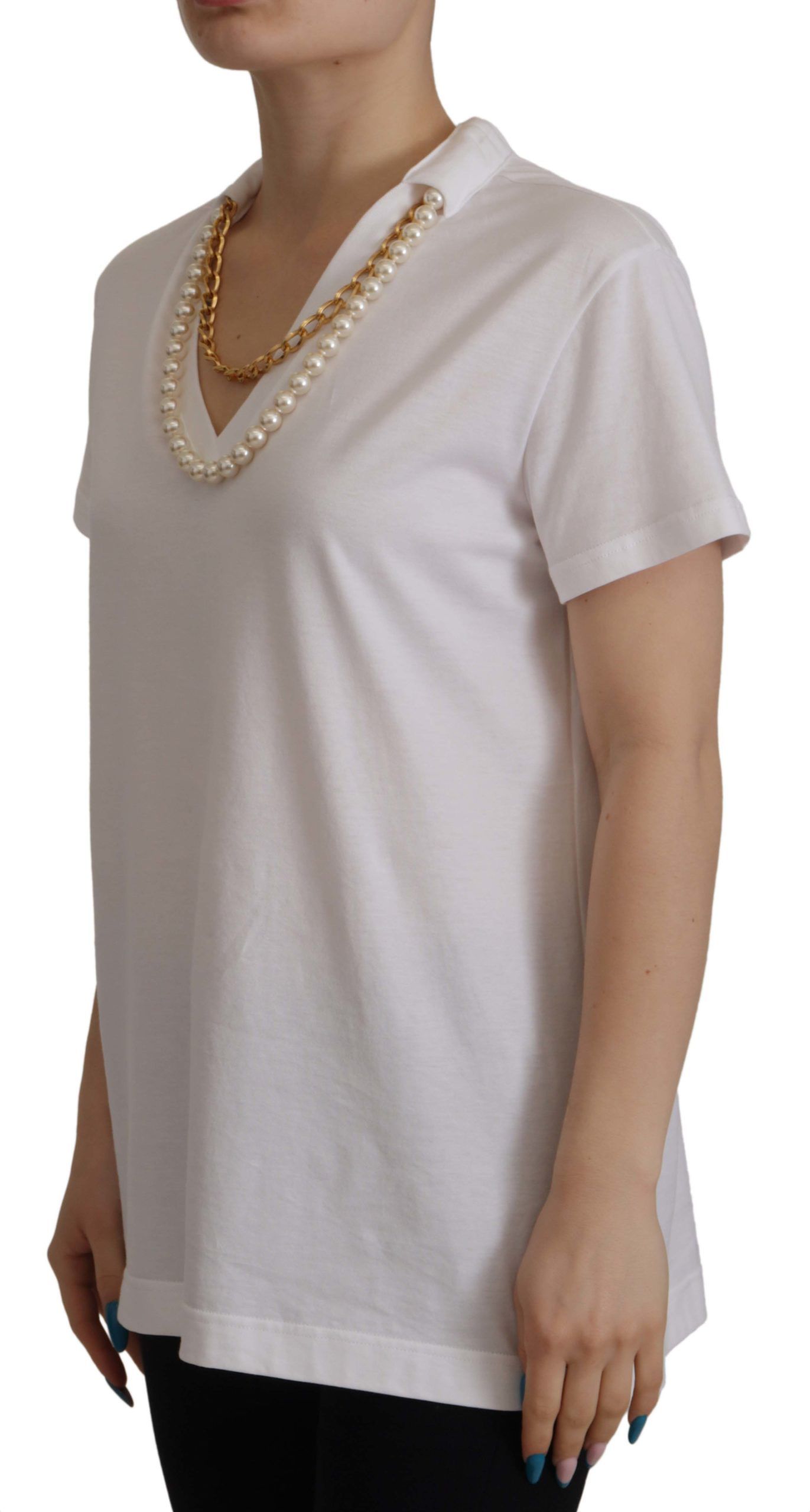 Witte T-shirttop met ketting en versierde halslijn