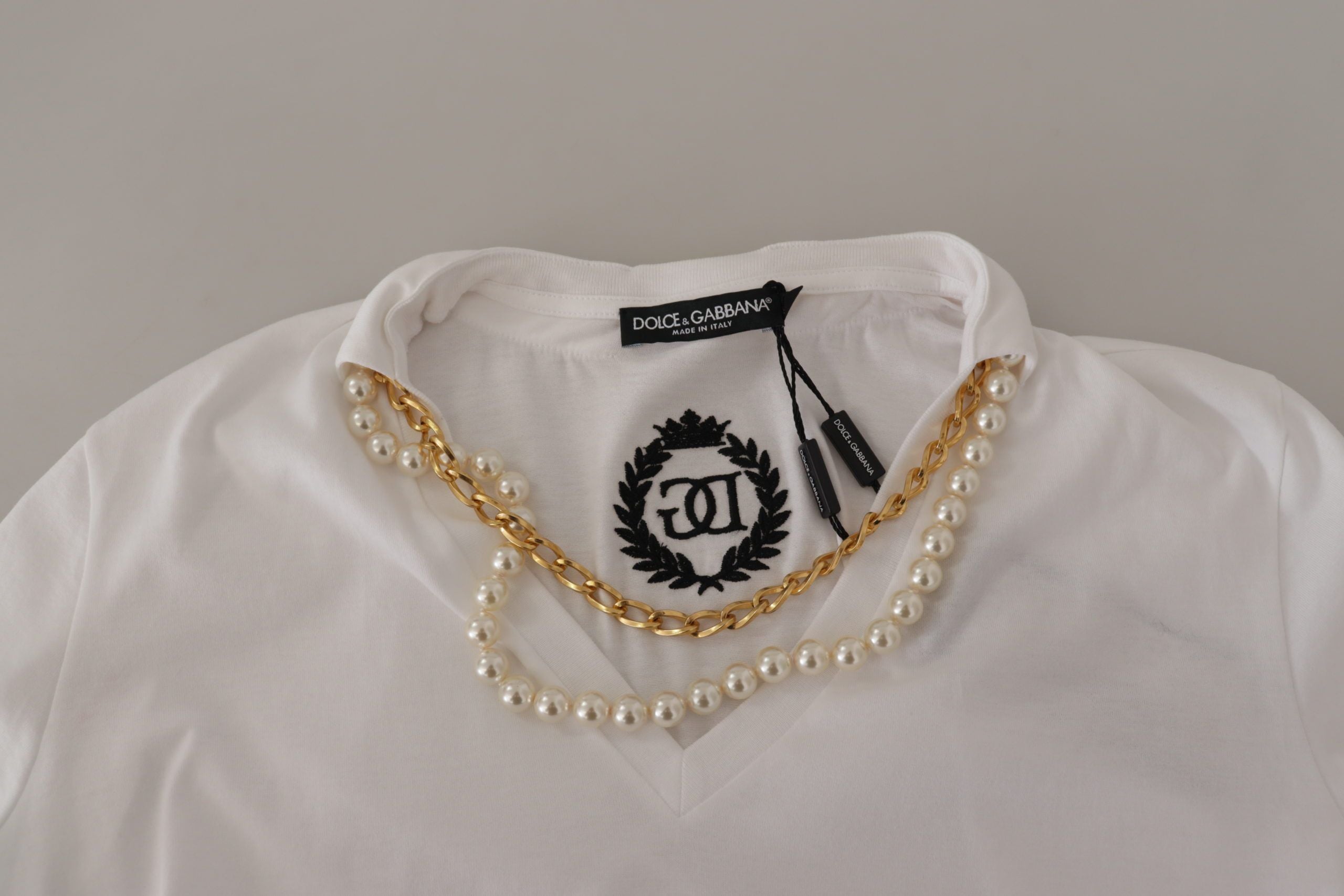 Witte T-shirttop met ketting en versierde halslijn