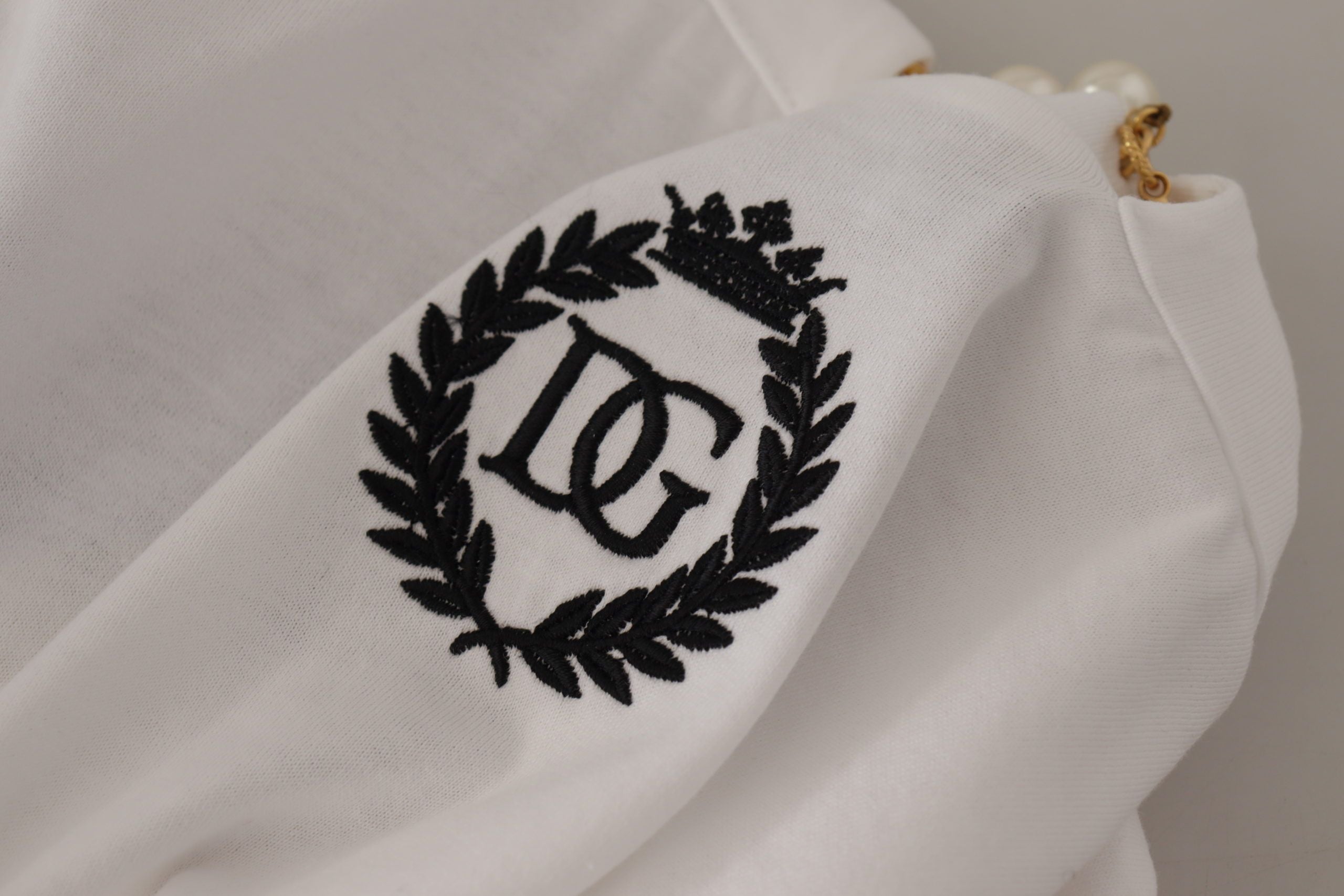Witte T-shirttop met ketting en versierde halslijn