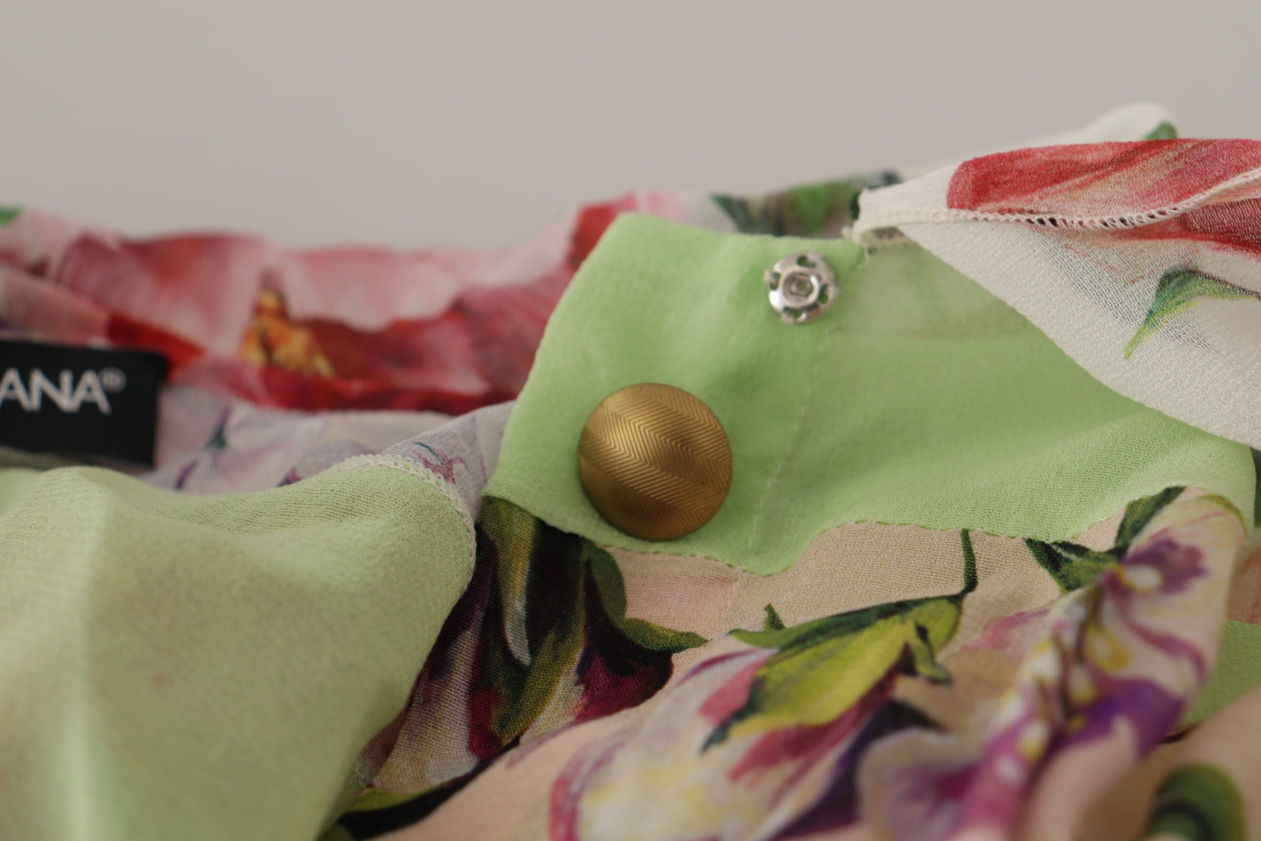 Blouse met veelkleurige bloemenpatchwork-ontwerp en Ascot-kraag