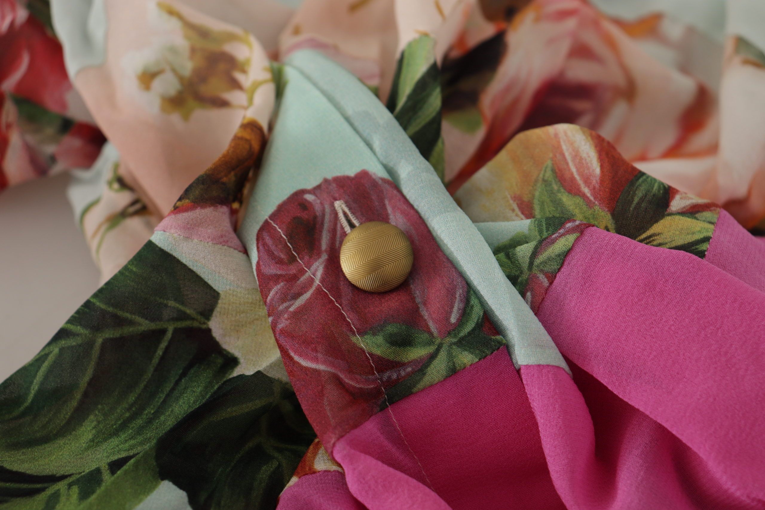 Blouse met veelkleurige bloemenpatchwork-ontwerp en Ascot-kraag