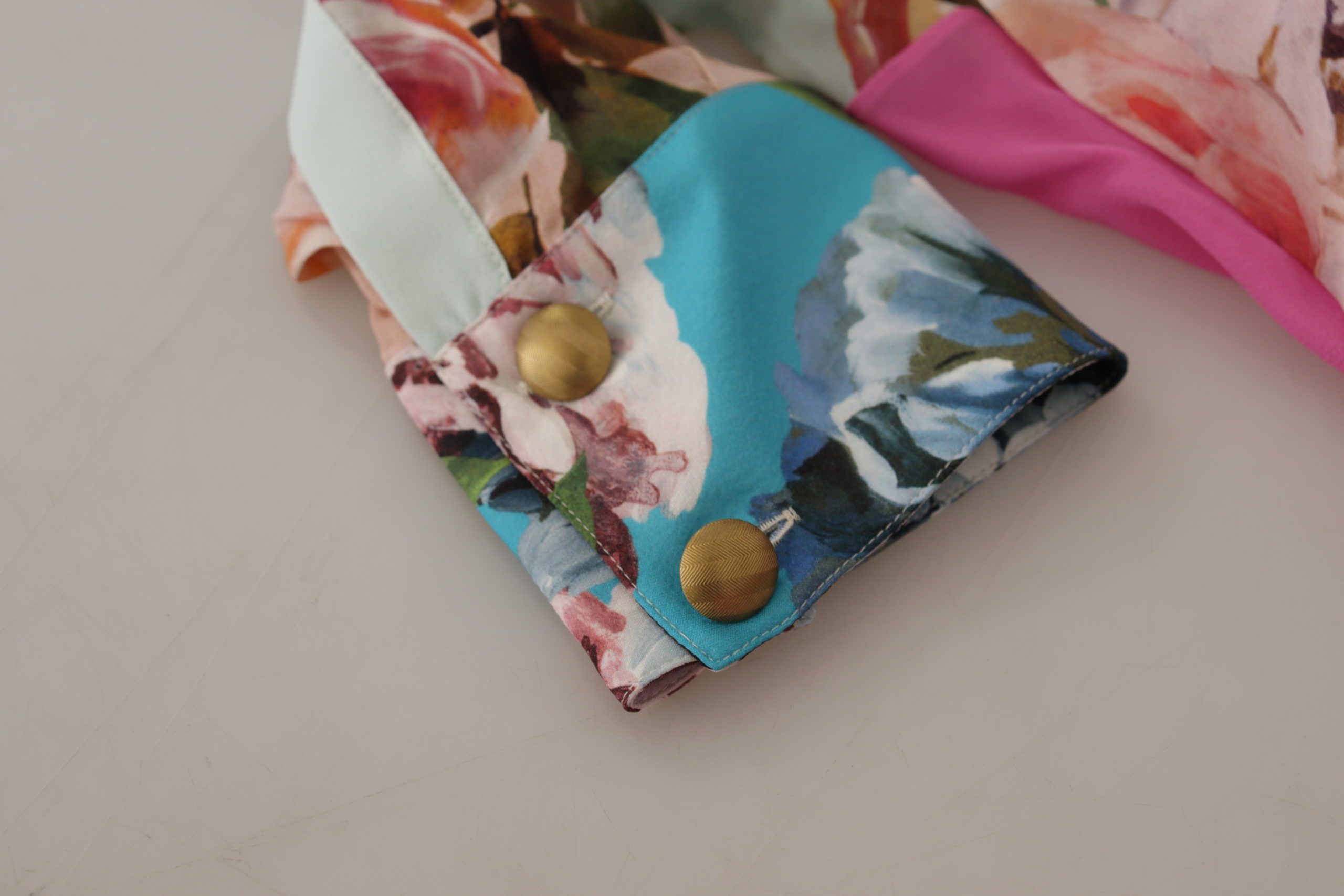 Blouse met veelkleurige bloemenpatchwork-ontwerp en Ascot-kraag