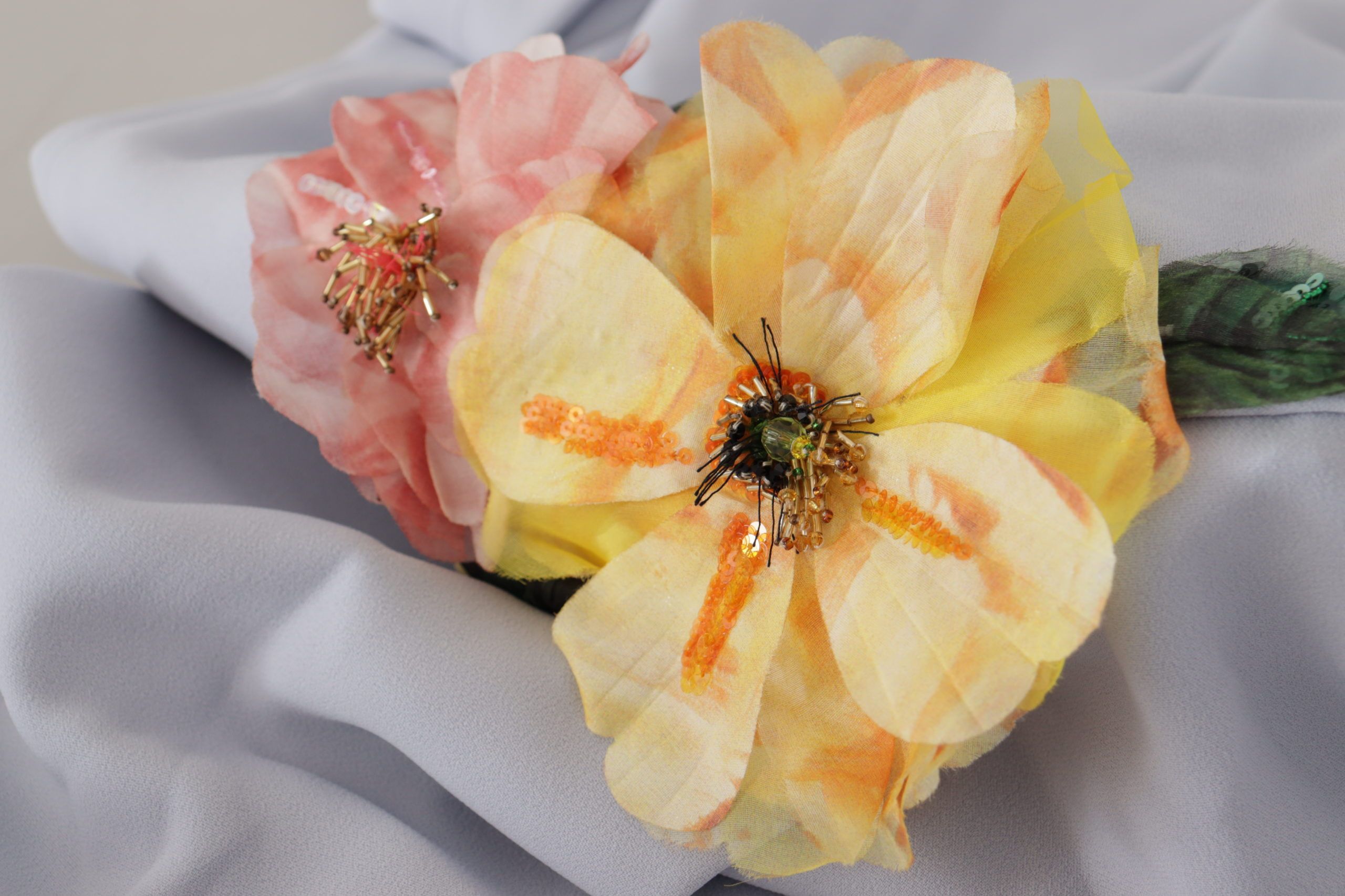 Blauwe midi-viscosejurk met bloemenapplicatie