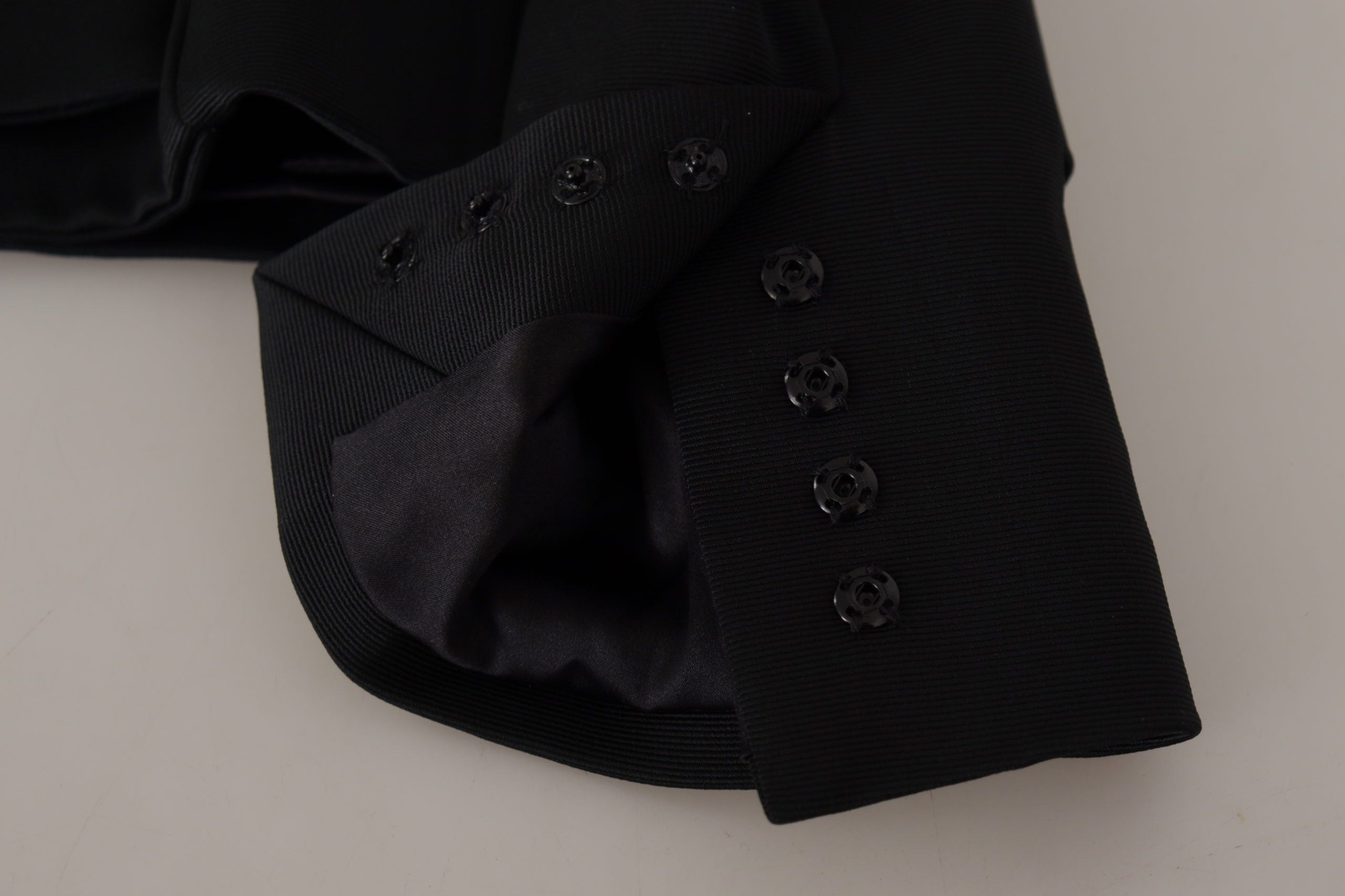 Zwarte slim fit lange mouwen drukknoopjas