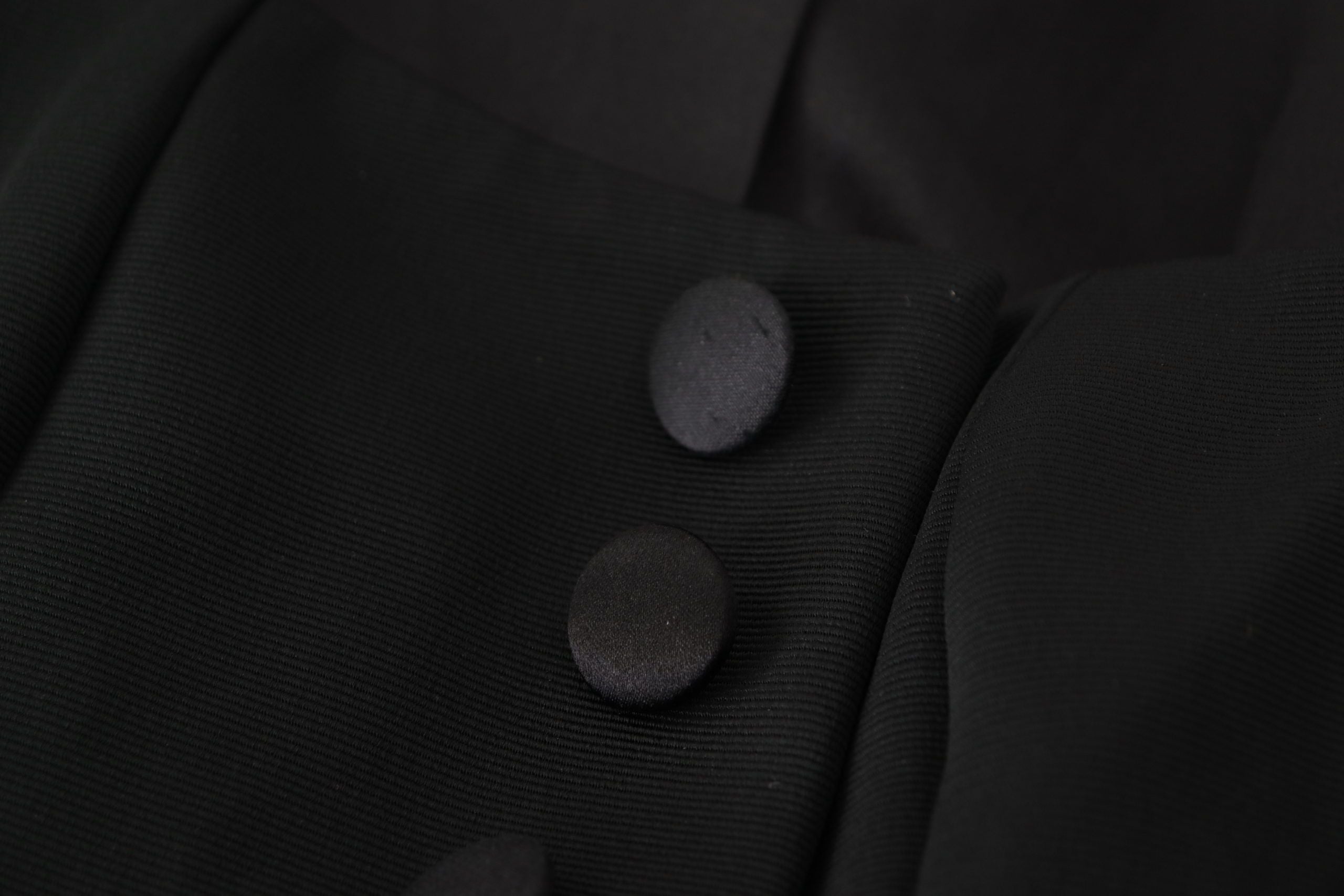 Zwarte slim fit lange mouwen drukknoopjas