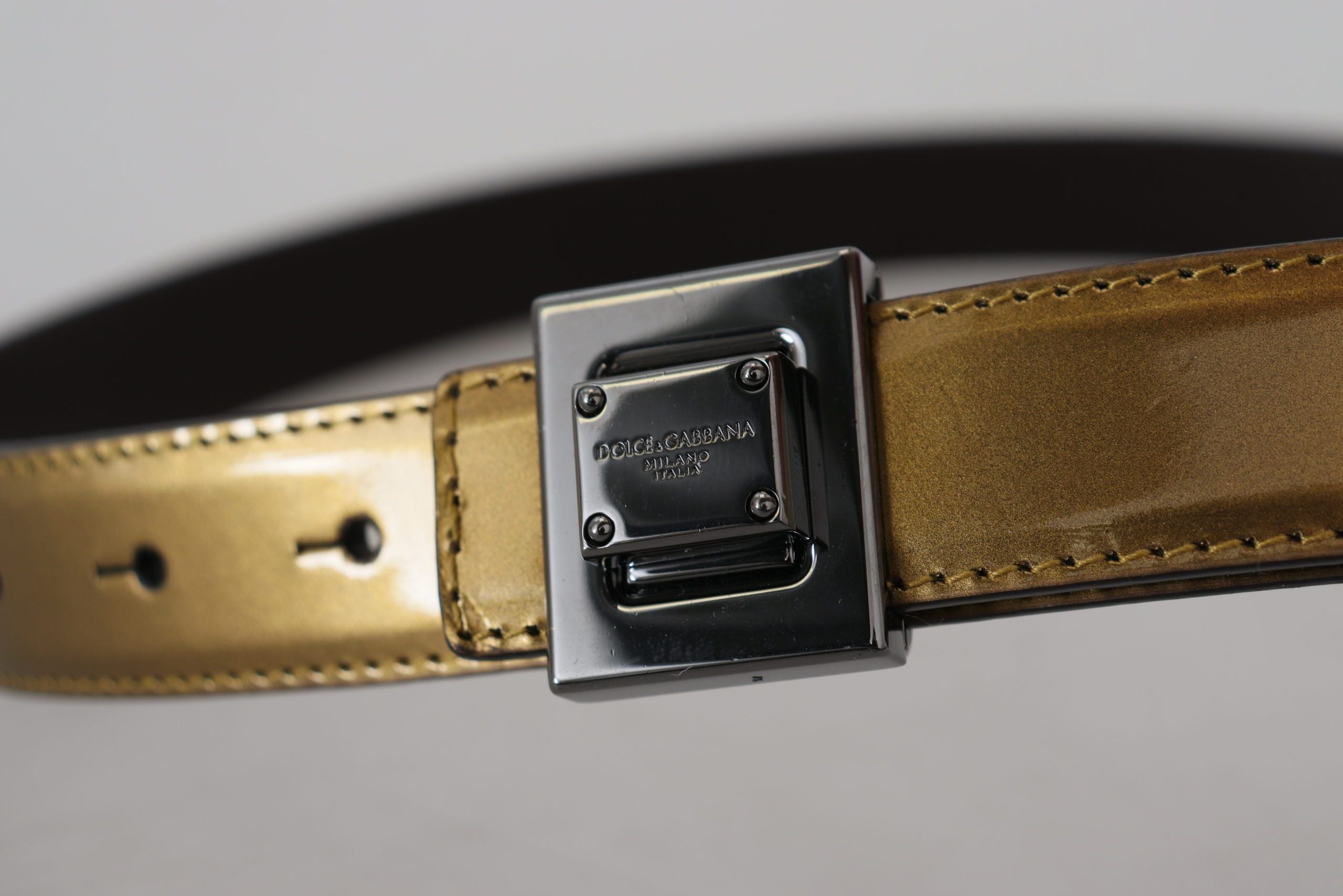 Gouden leren zilveren vierkante metalen gesp riem