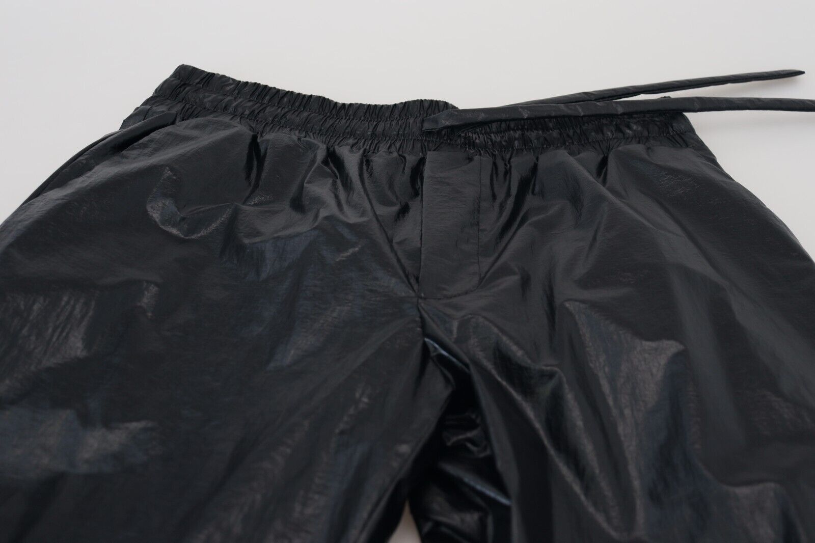 Zwarte glanzende nylon broek met trekkoord