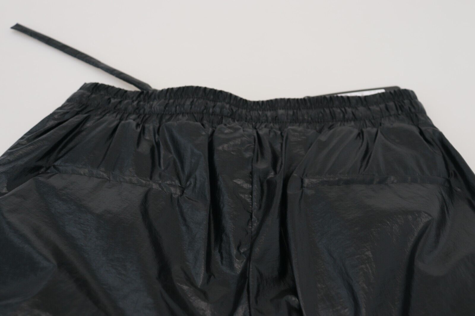 Zwarte glanzende nylon broek met trekkoord