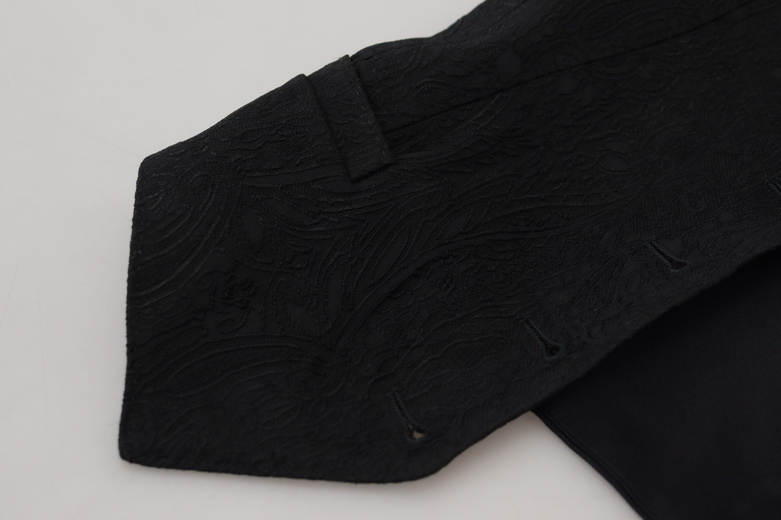 Zwarte brokaat top met knoopjes en mouwloos vest