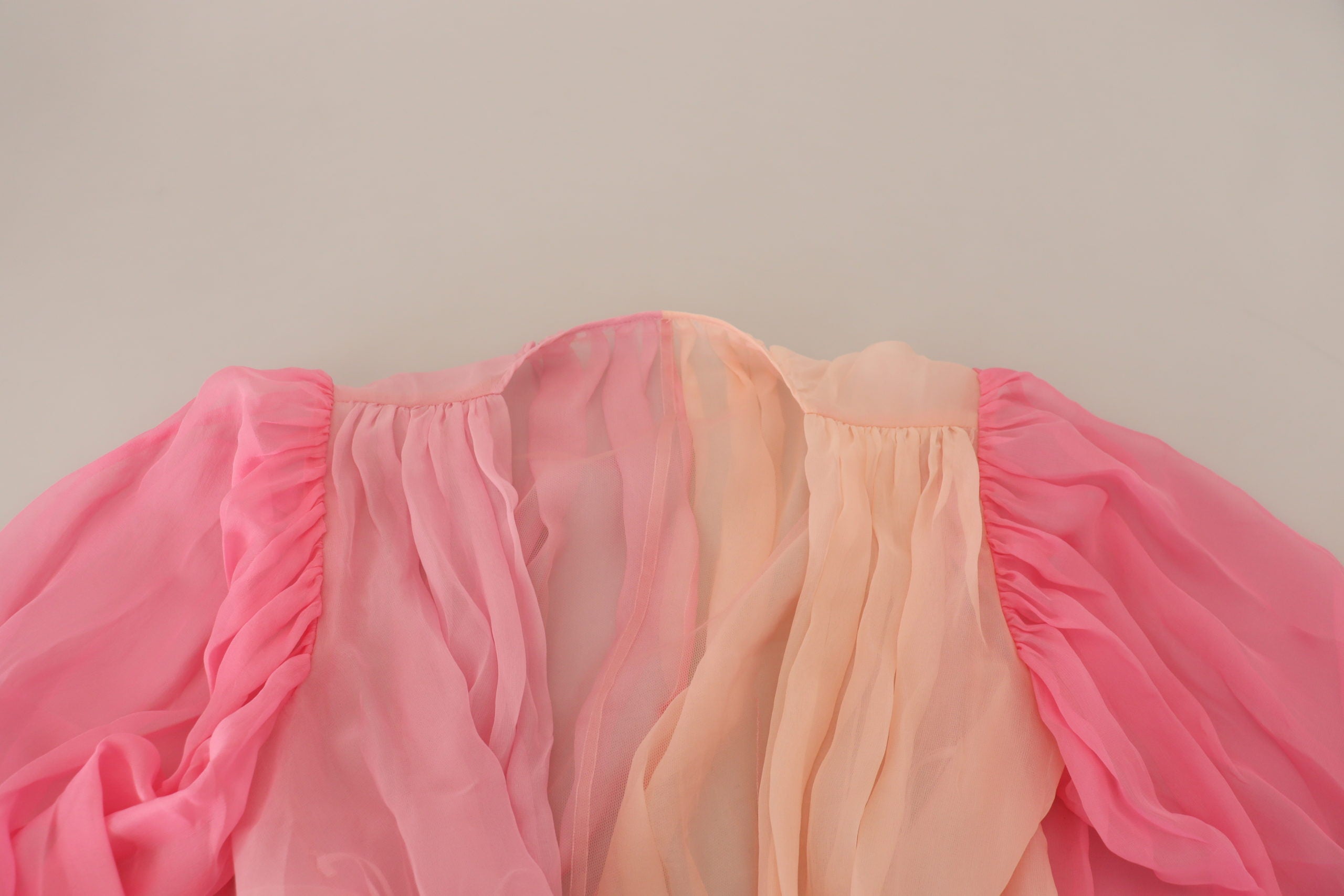 Roze zijden wikkelblouse met lange mouwen