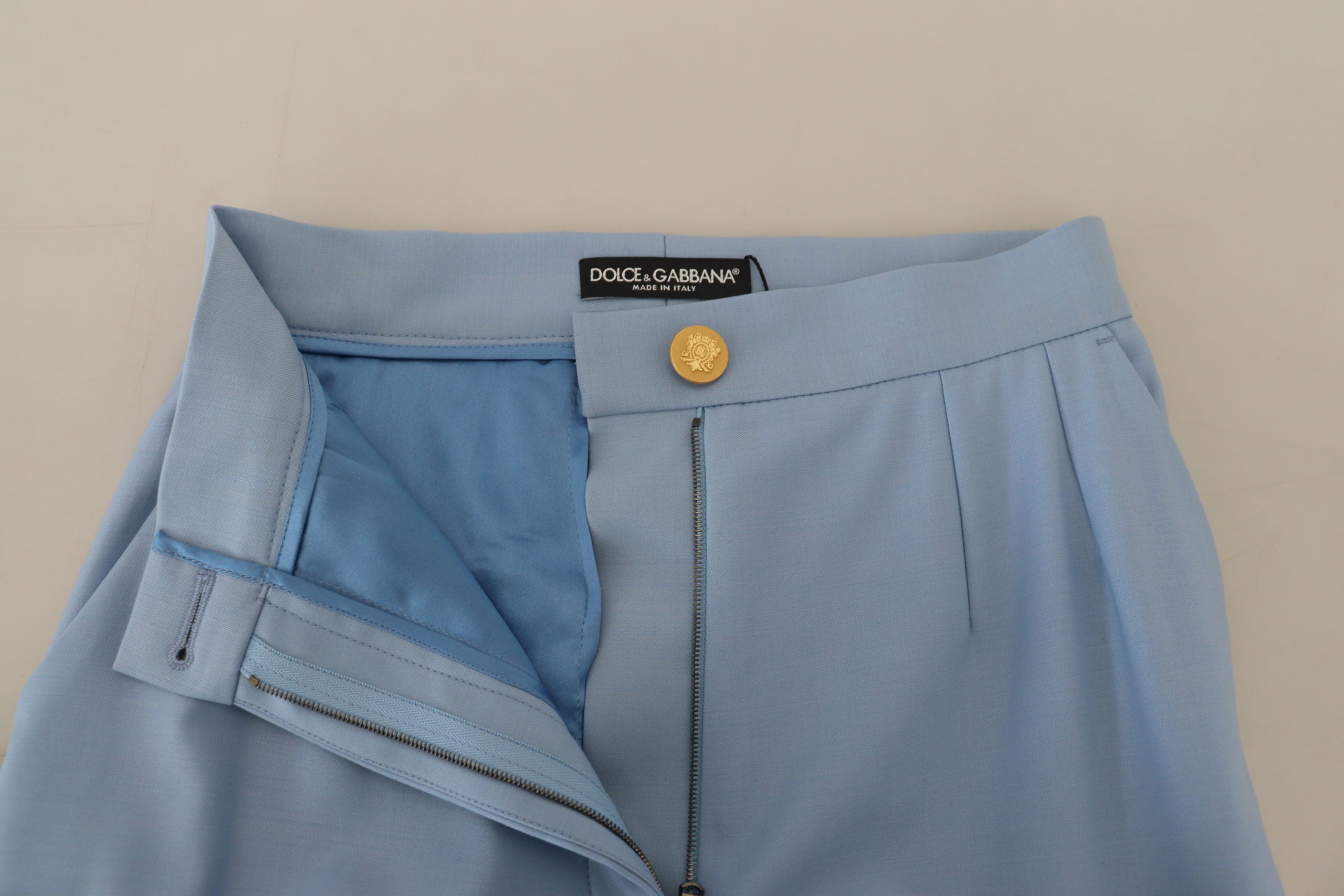 Lichtblauwe broek met wijde pijpen en knopen