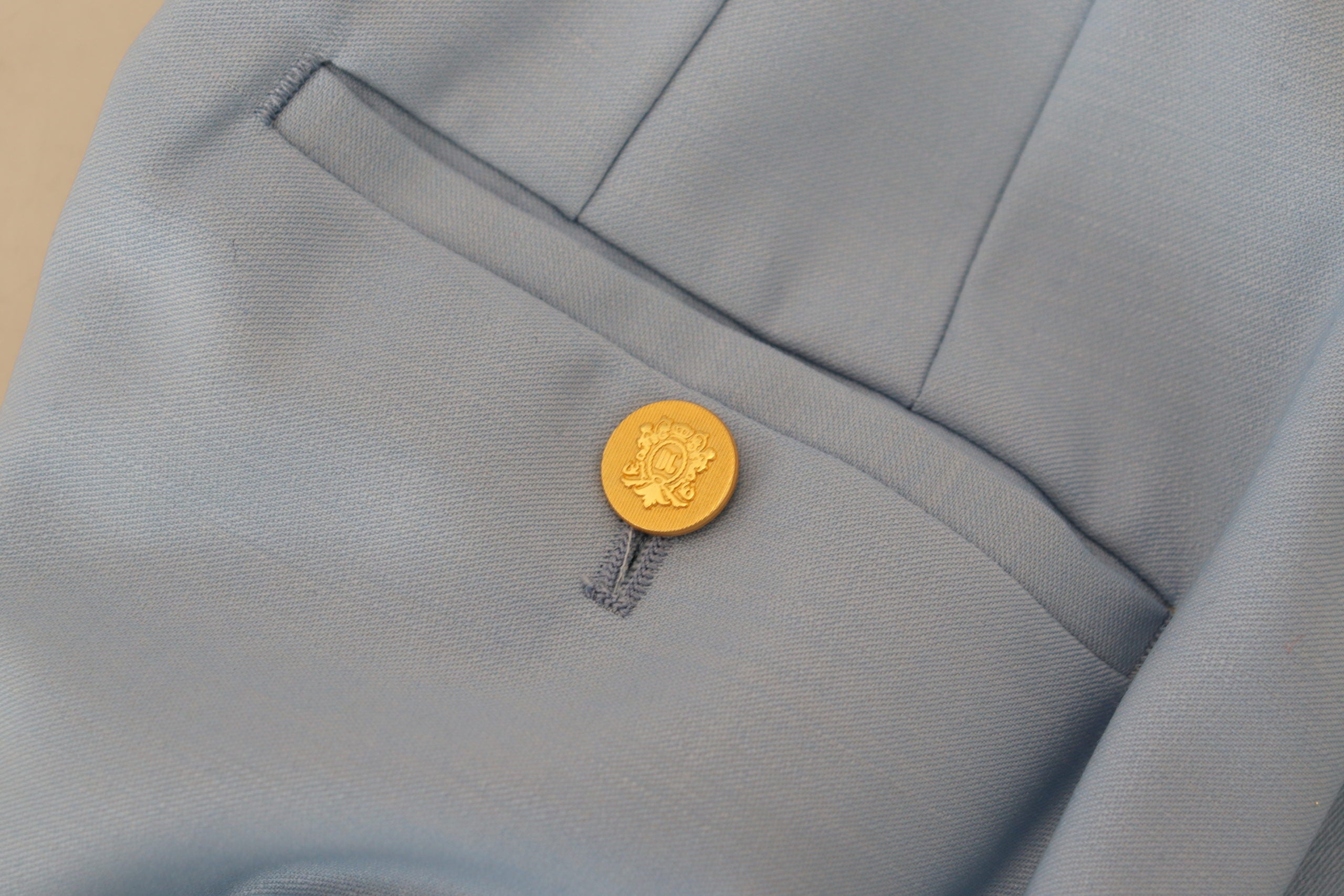 Lichtblauwe broek met wijde pijpen en knopen