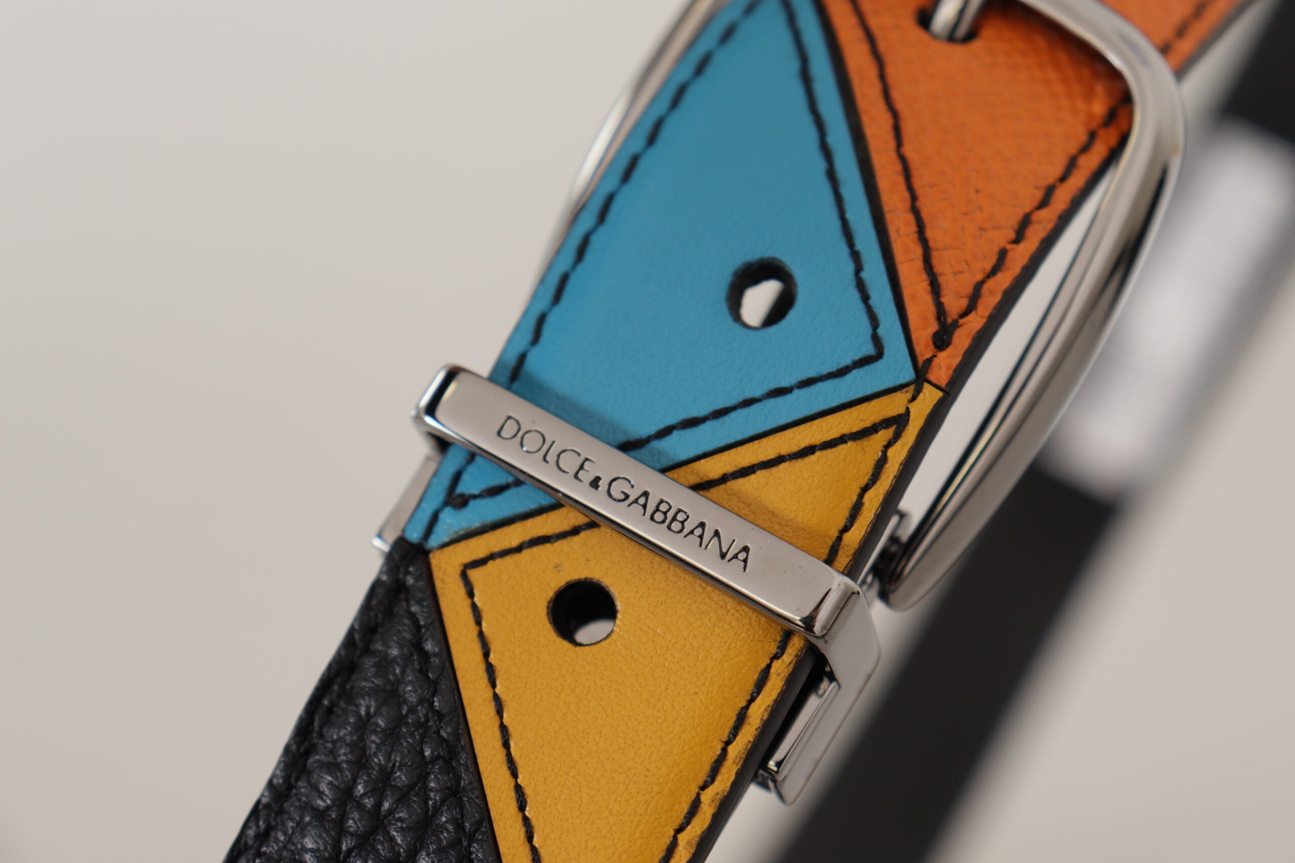 Meerkleurige leren zilverkleurige riem met logogesp