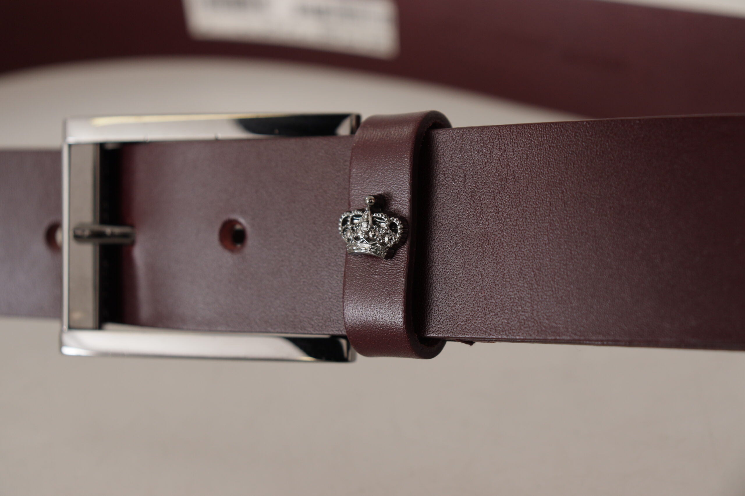 Bruine leren riem met zilveren metalen kroongesp