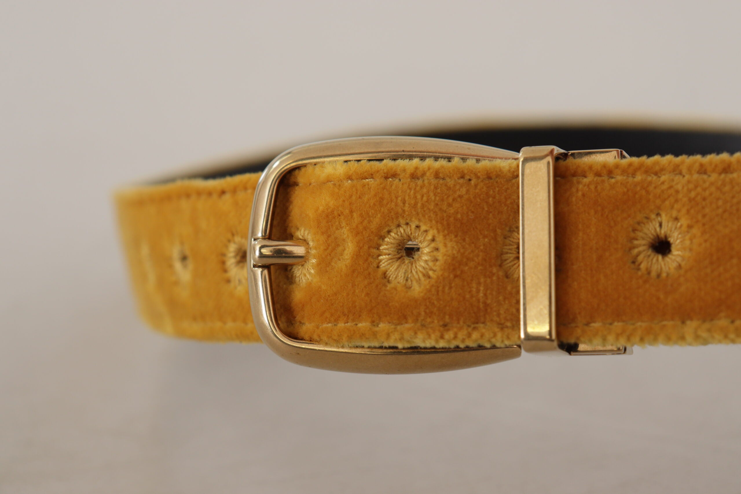 Mosterdkleurige fluwelen riem met gouden logo en metalen gesp