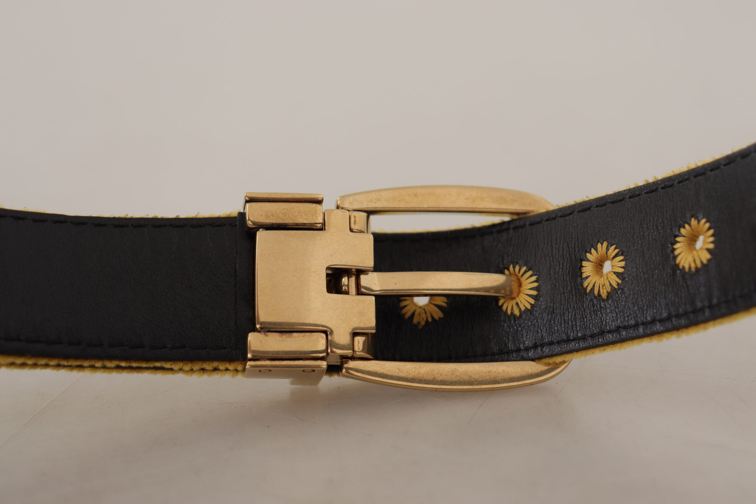 Mosterdkleurige fluwelen riem met gouden logo en metalen gesp