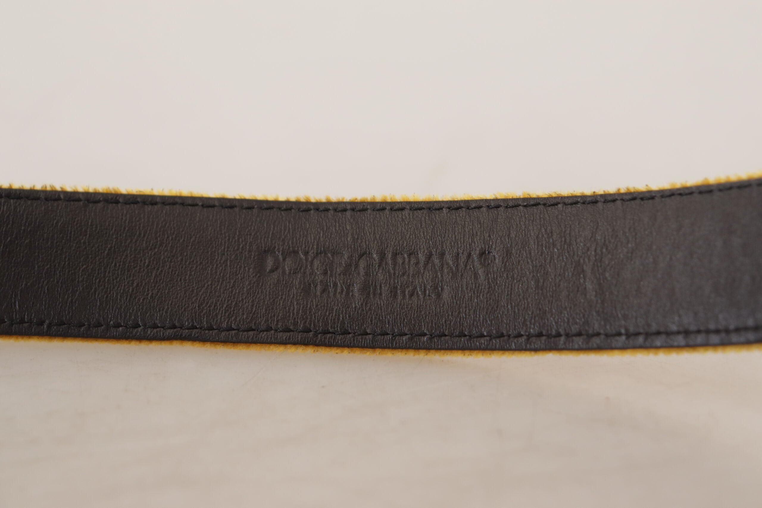 Mosterdkleurige fluwelen riem met gouden logo en metalen gesp