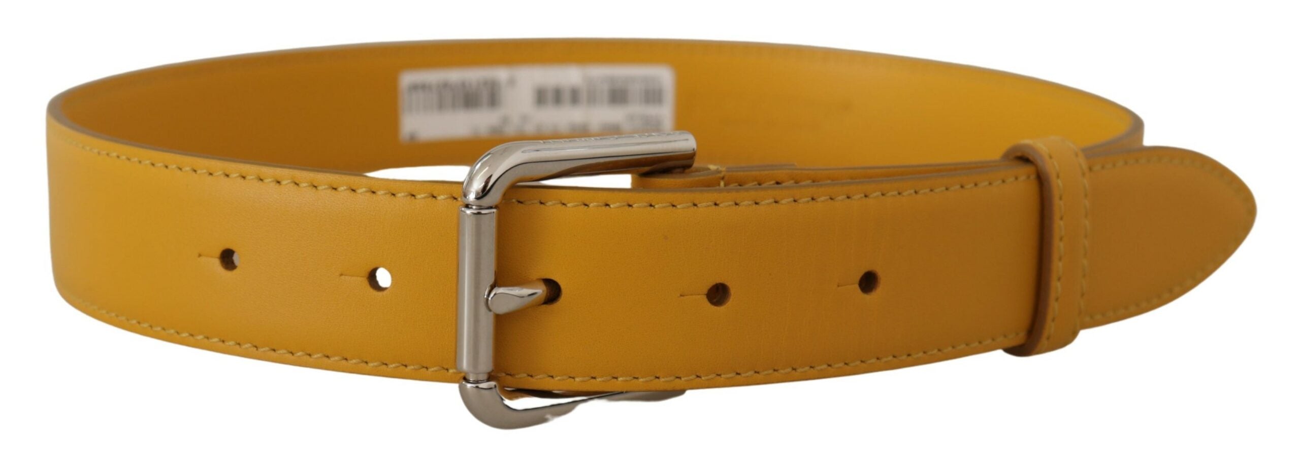 Gele leren riem met zilveren logo en metalen gesp