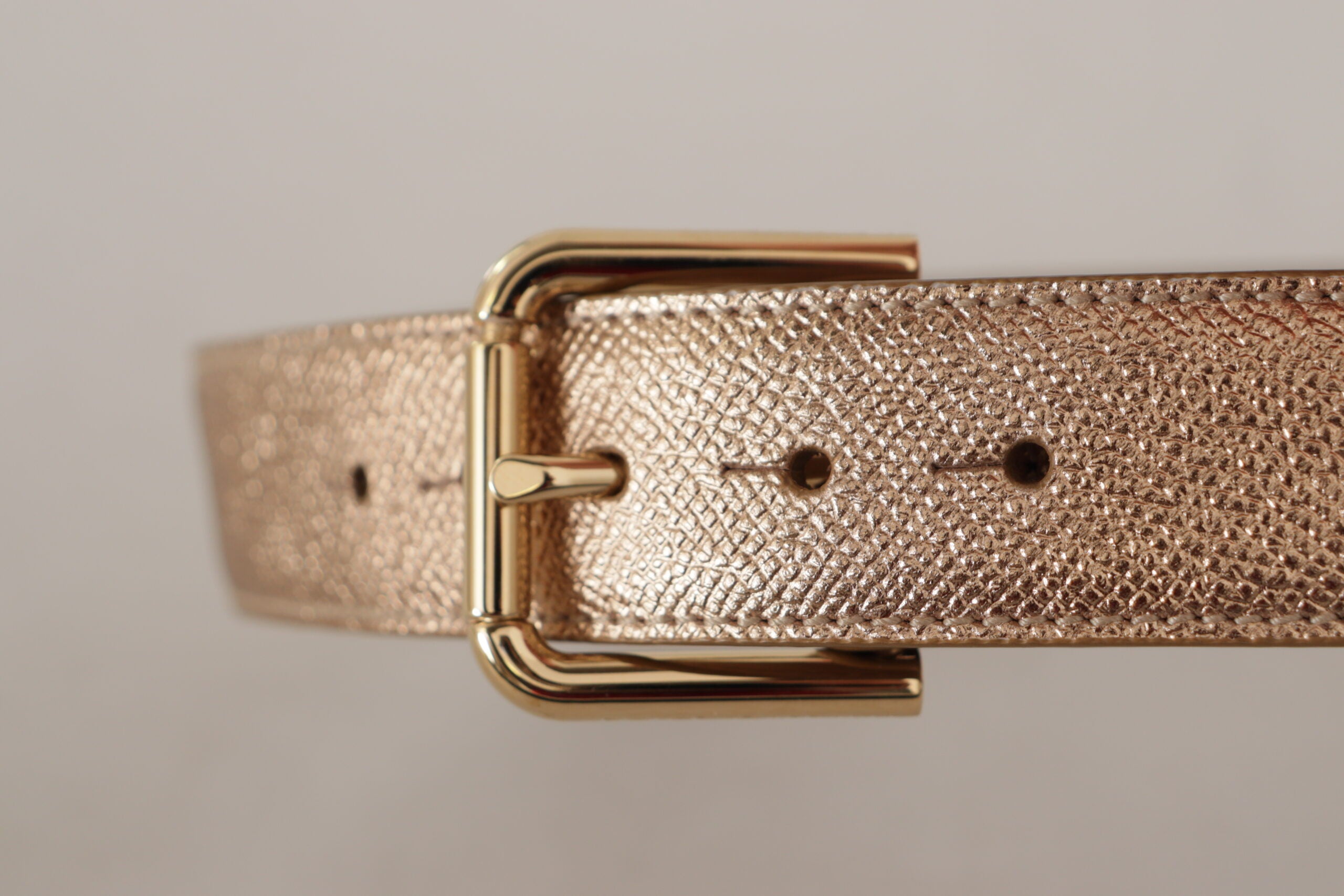 Roségouden leren riem met metalen gesp in metallic tint