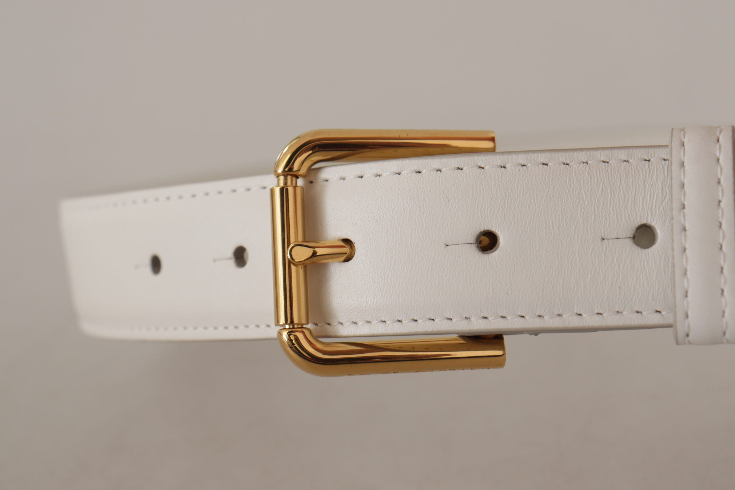 Witte kalfsleren riem met gouden logo en metalen gesp