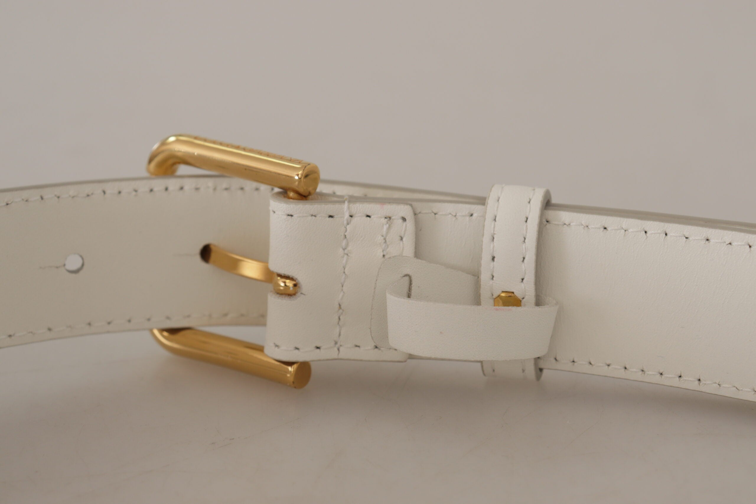 Witte kalfsleren riem met gouden logo en metalen gesp