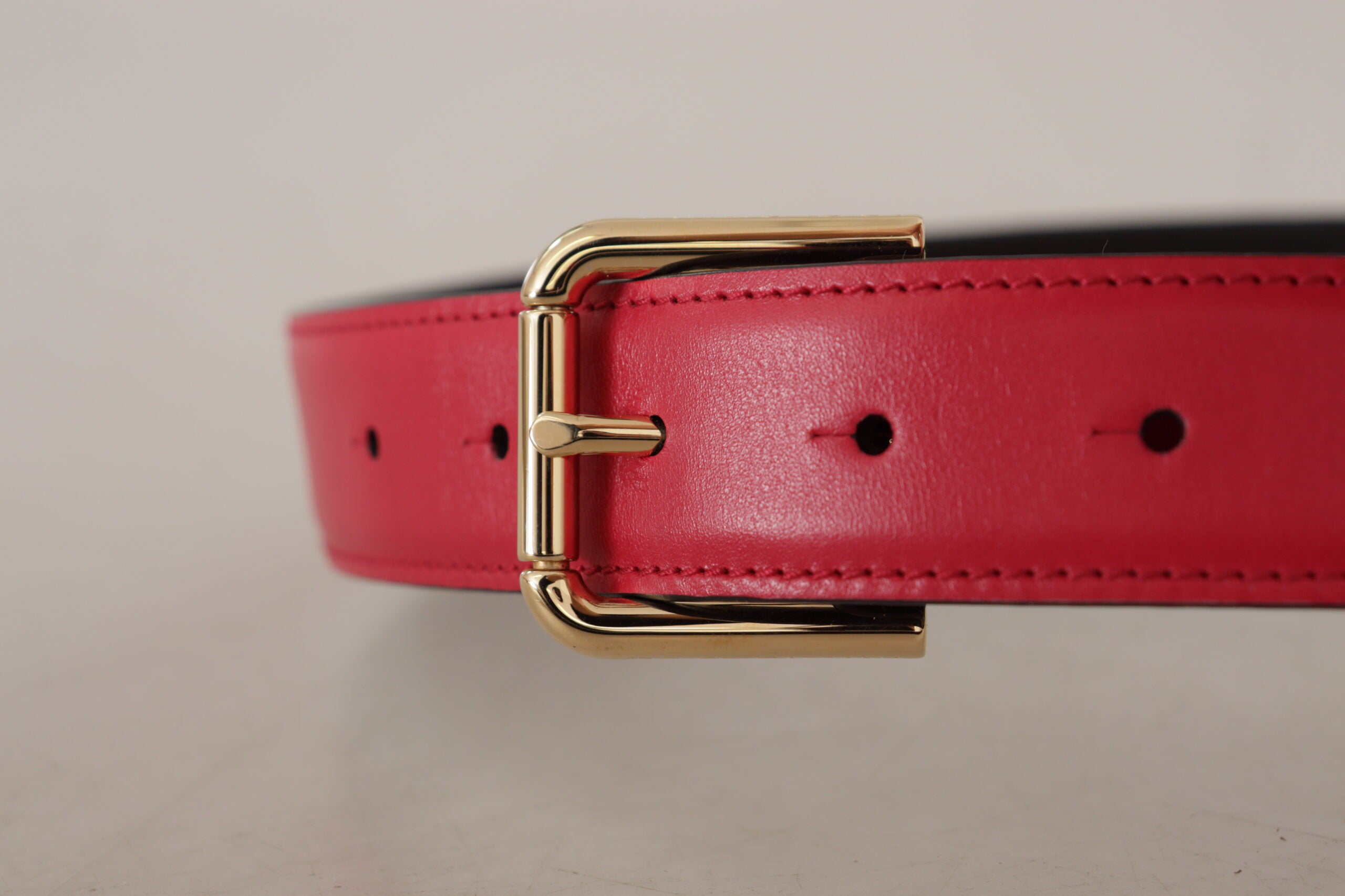 Rode kalfsleren riem met gouden logo en metalen gesp