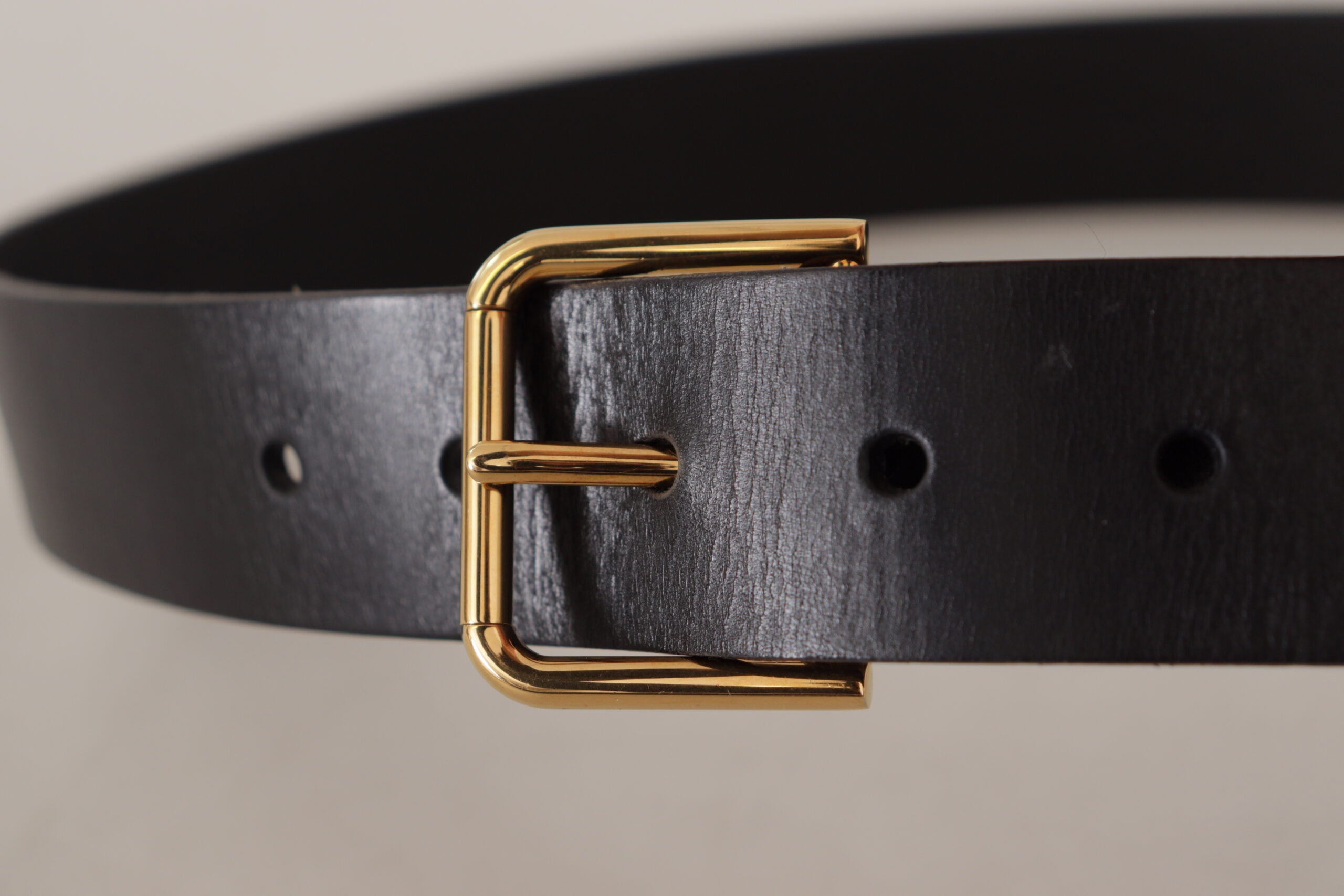 Zwarte kalfsleren riem met gouden logo en metalen gesp